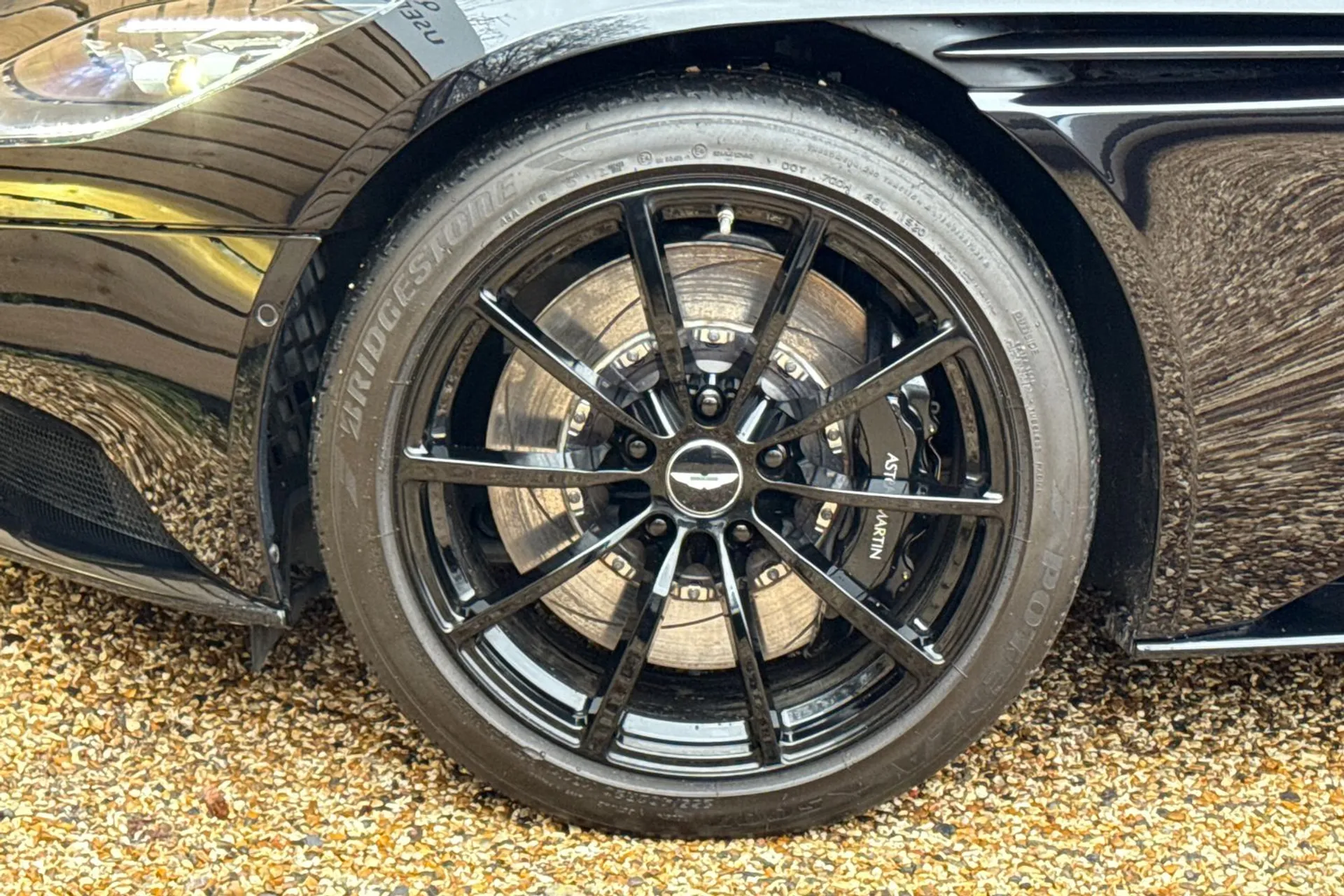 Aston Martin DB11 thumbnail image number 14