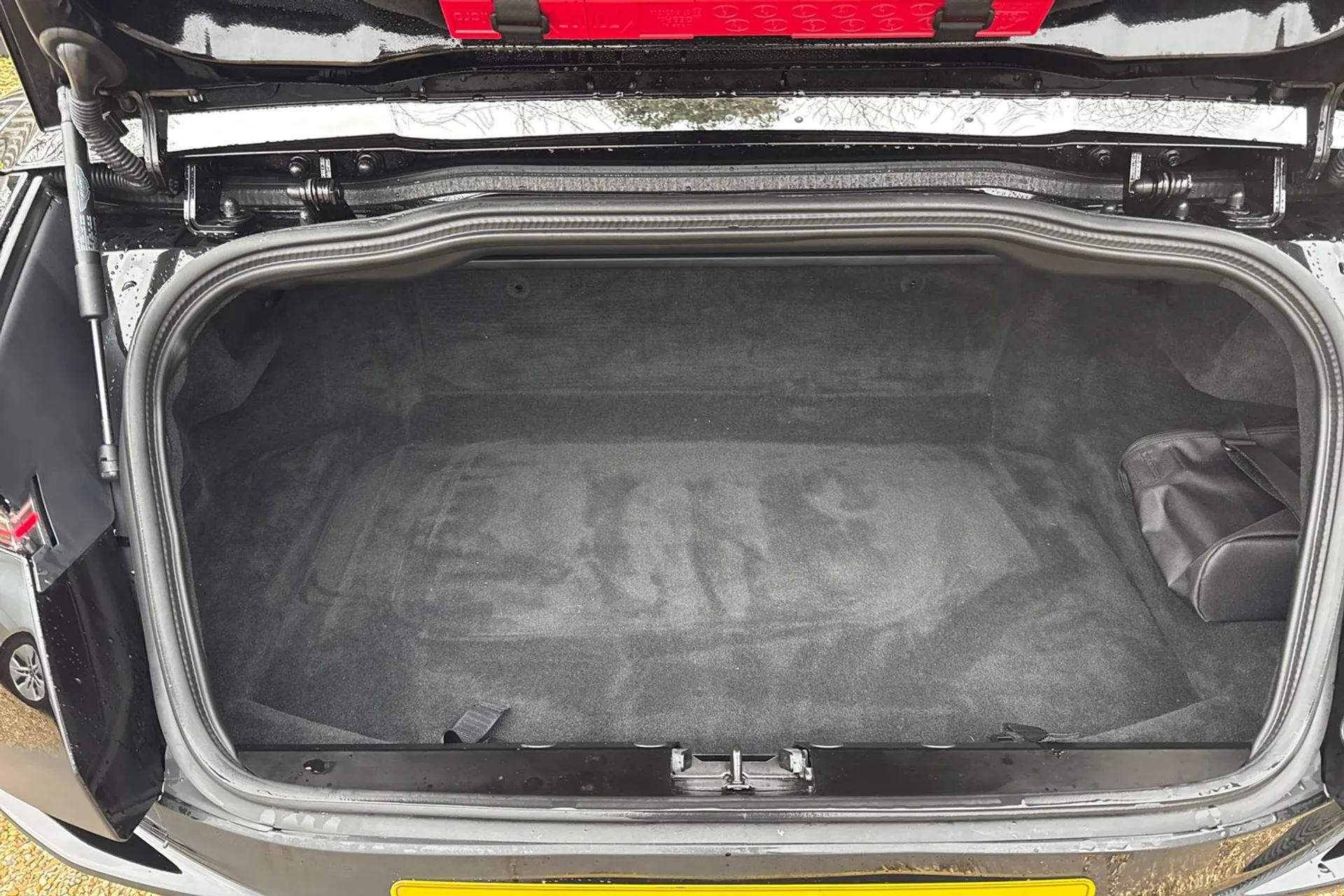 Aston Martin DB11 thumbnail image number 21