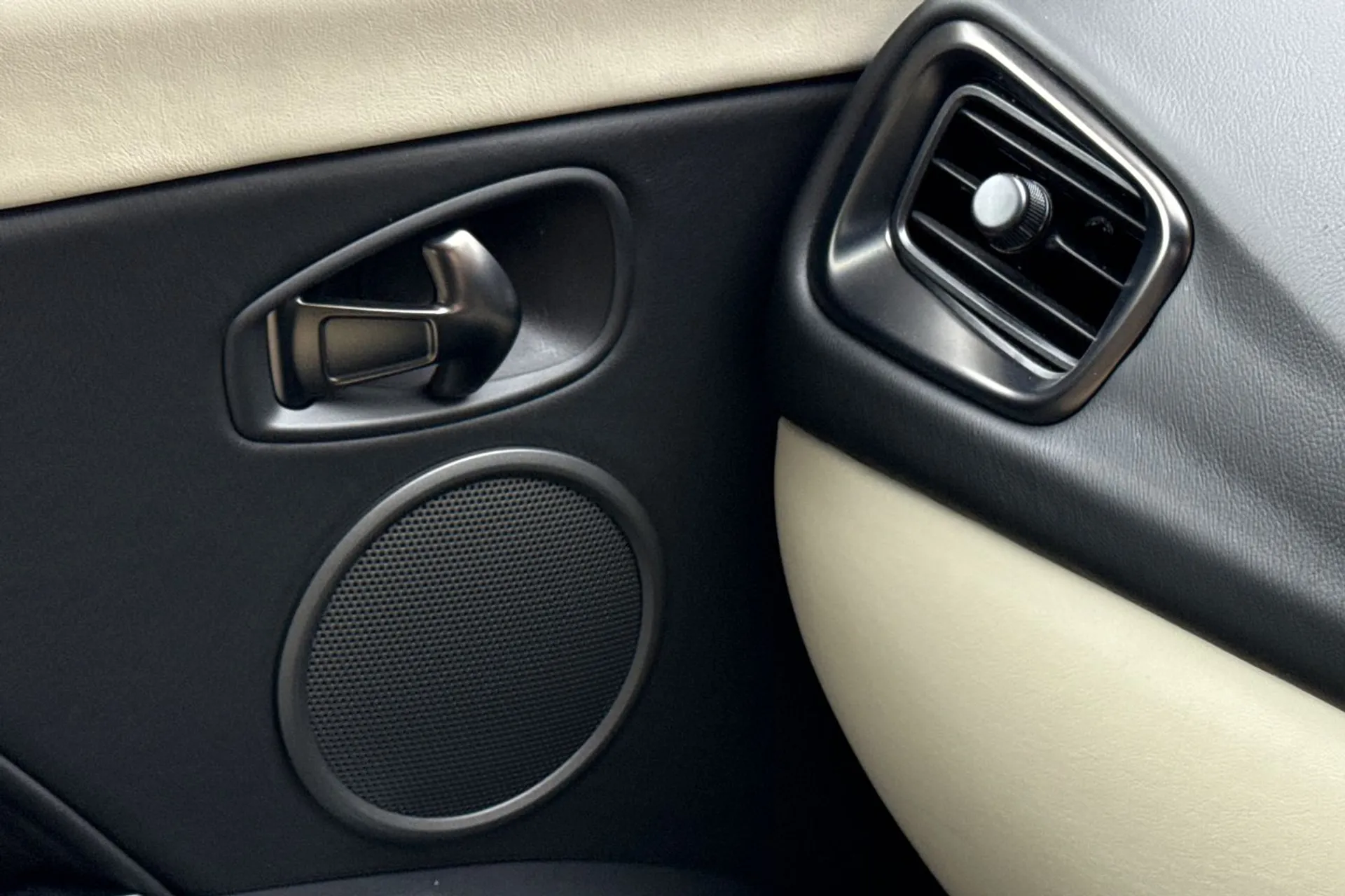 Aston Martin DB11 thumbnail image number 49