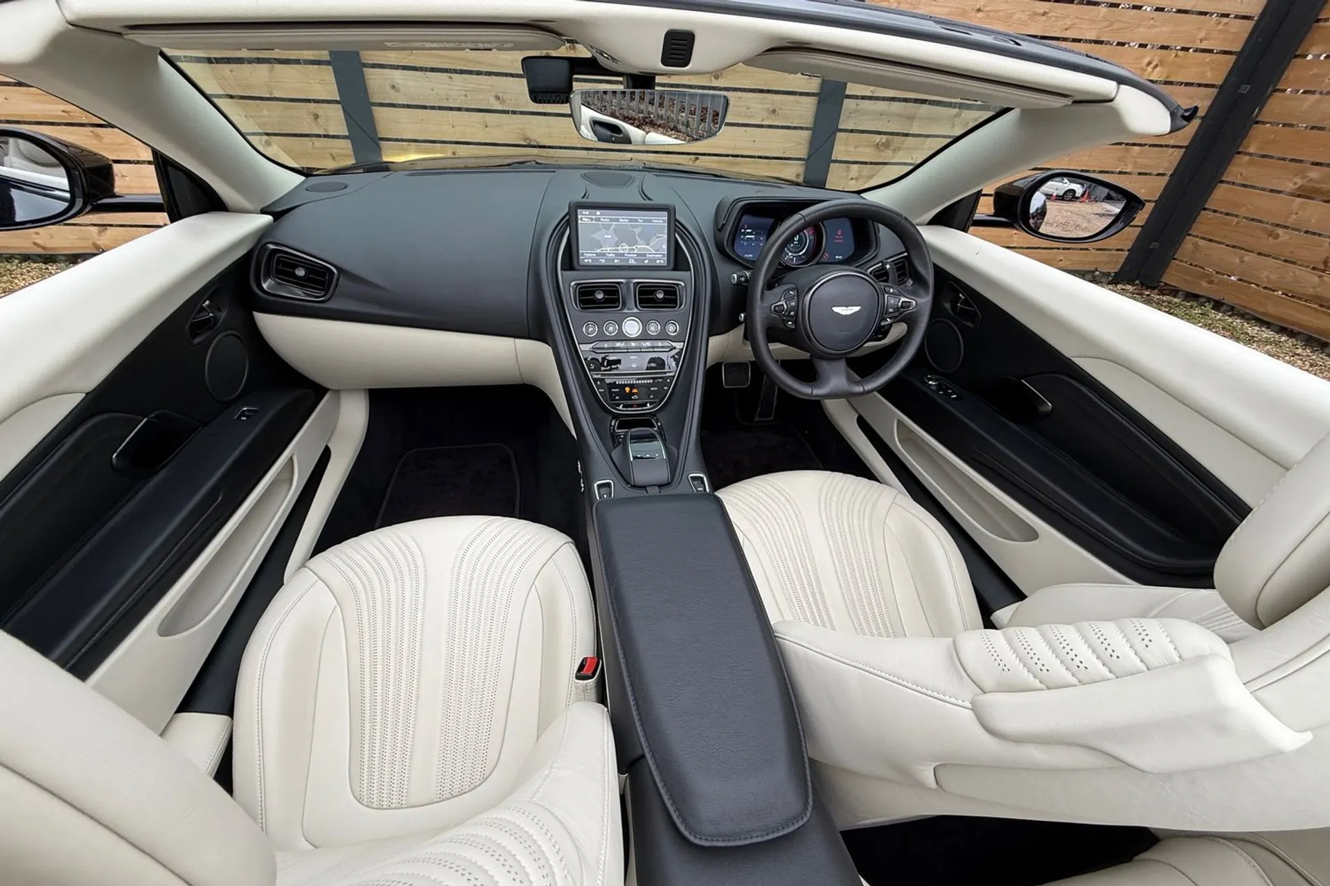 Aston Martin DB11 thumbnail image number 3