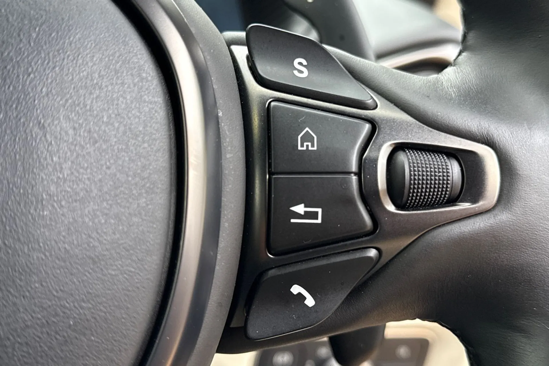 Aston Martin DB11 thumbnail image number 39