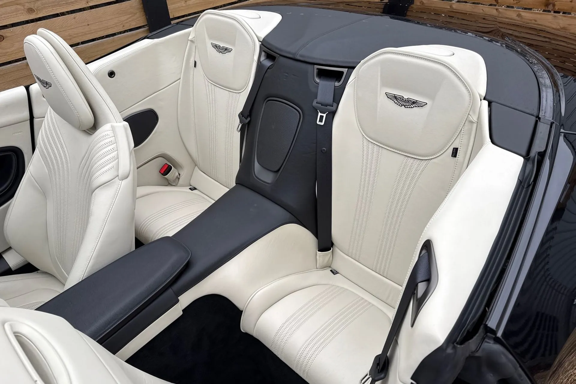 Aston Martin DB11 thumbnail image number 32