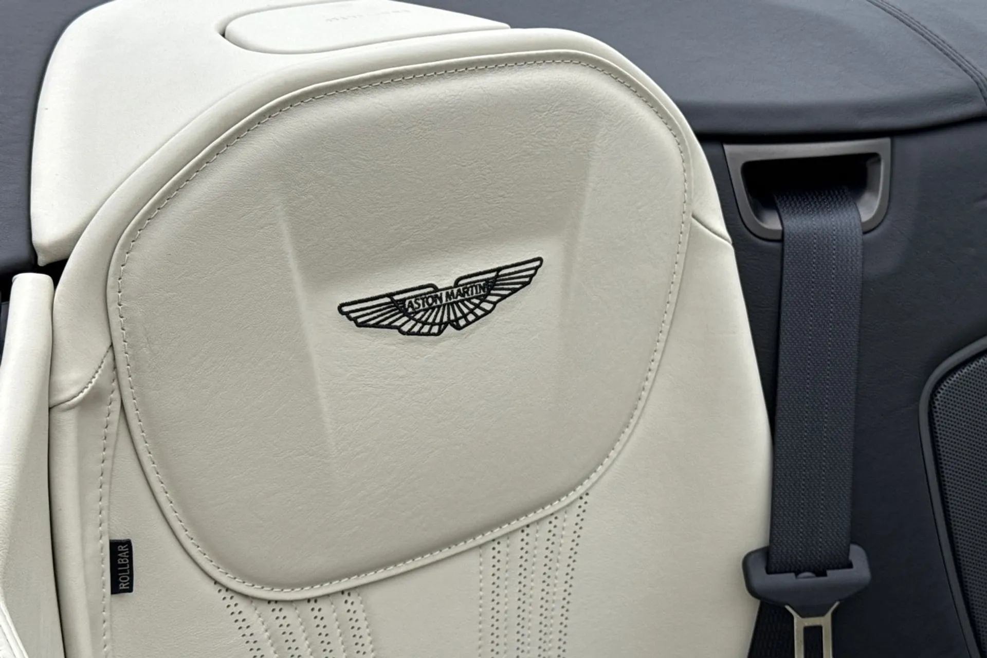 Aston Martin DB11 thumbnail image number 25