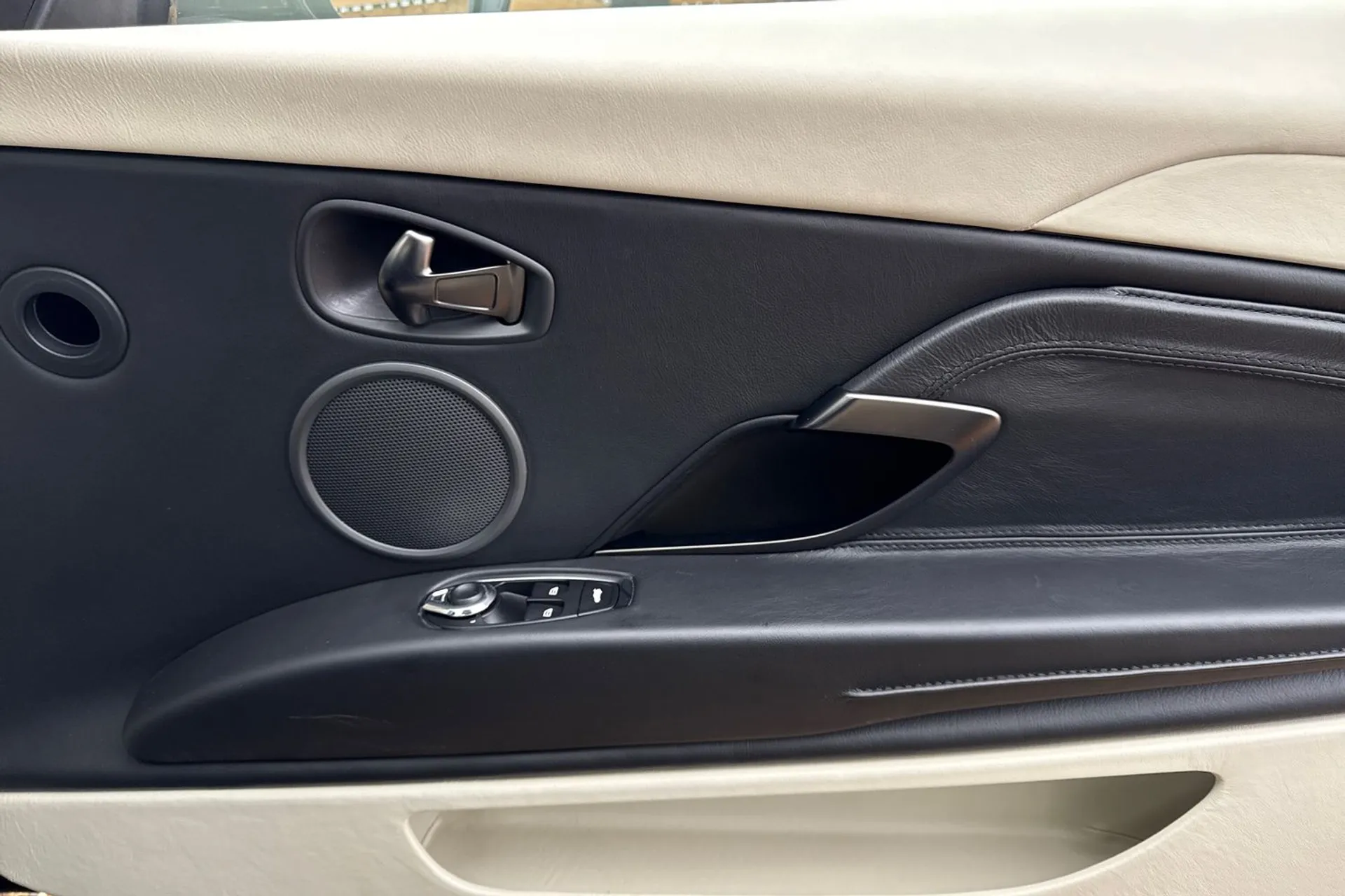 Aston Martin DB11 thumbnail image number 41