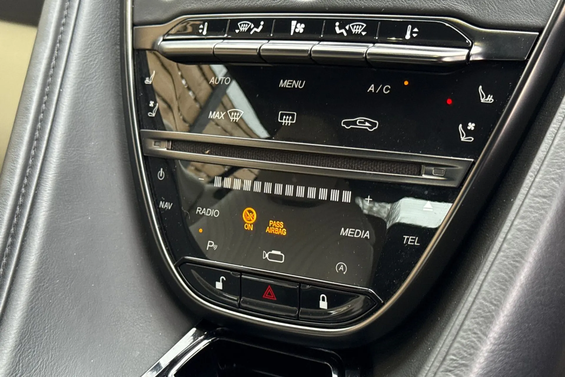 Aston Martin DB11 thumbnail image number 62