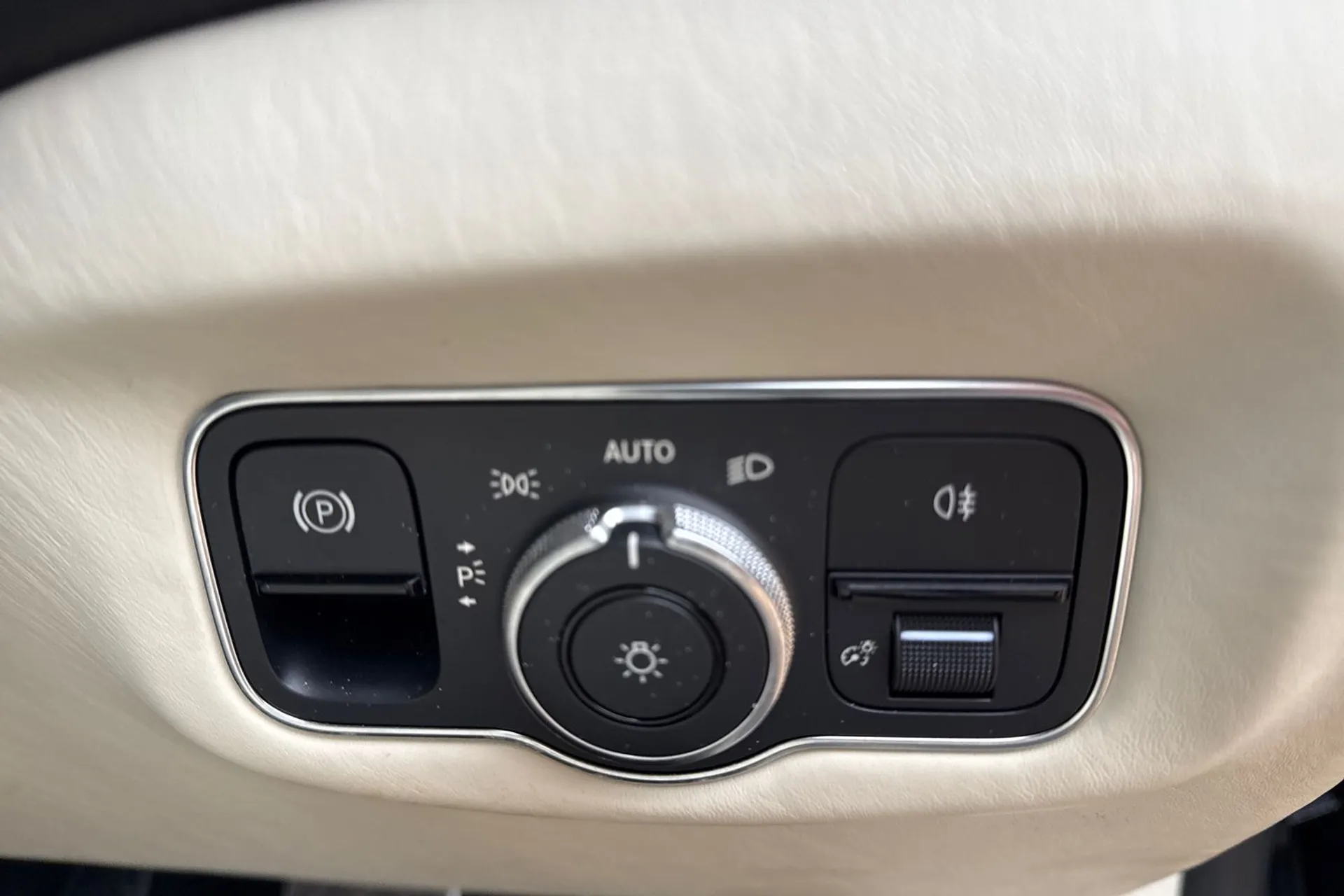 Aston Martin DB11 thumbnail image number 59