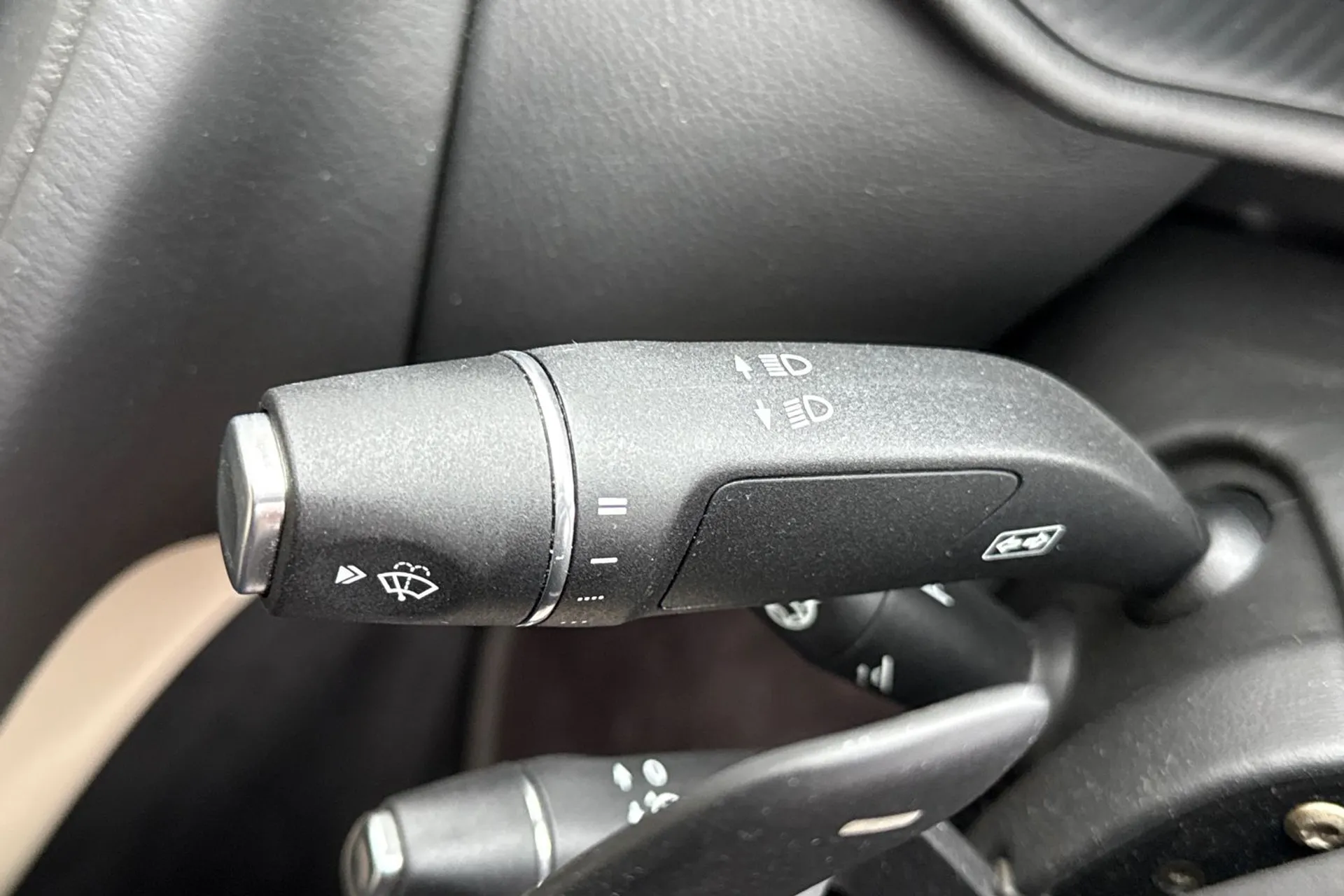 Aston Martin DB11 thumbnail image number 61