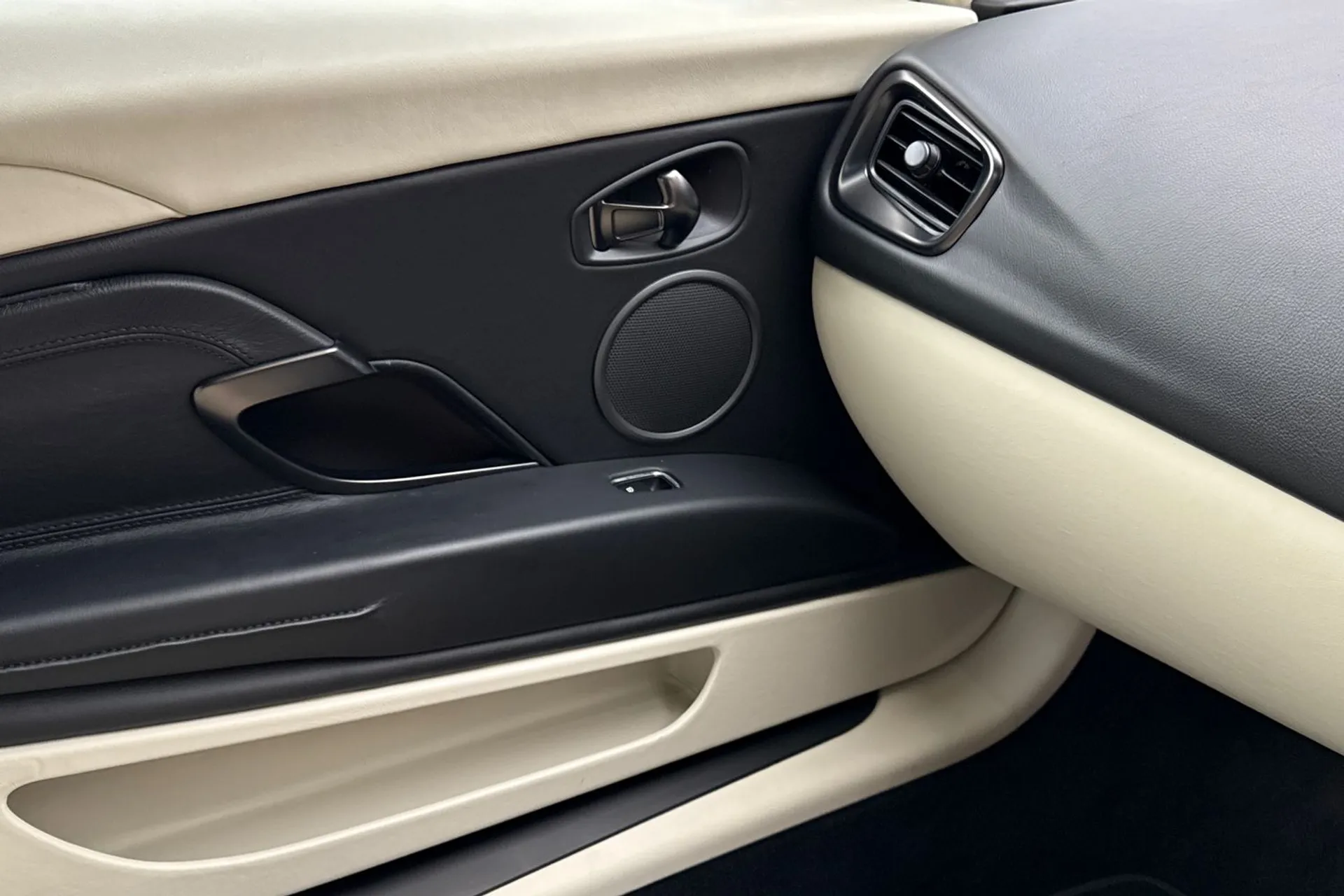 Aston Martin DB11 thumbnail image number 48