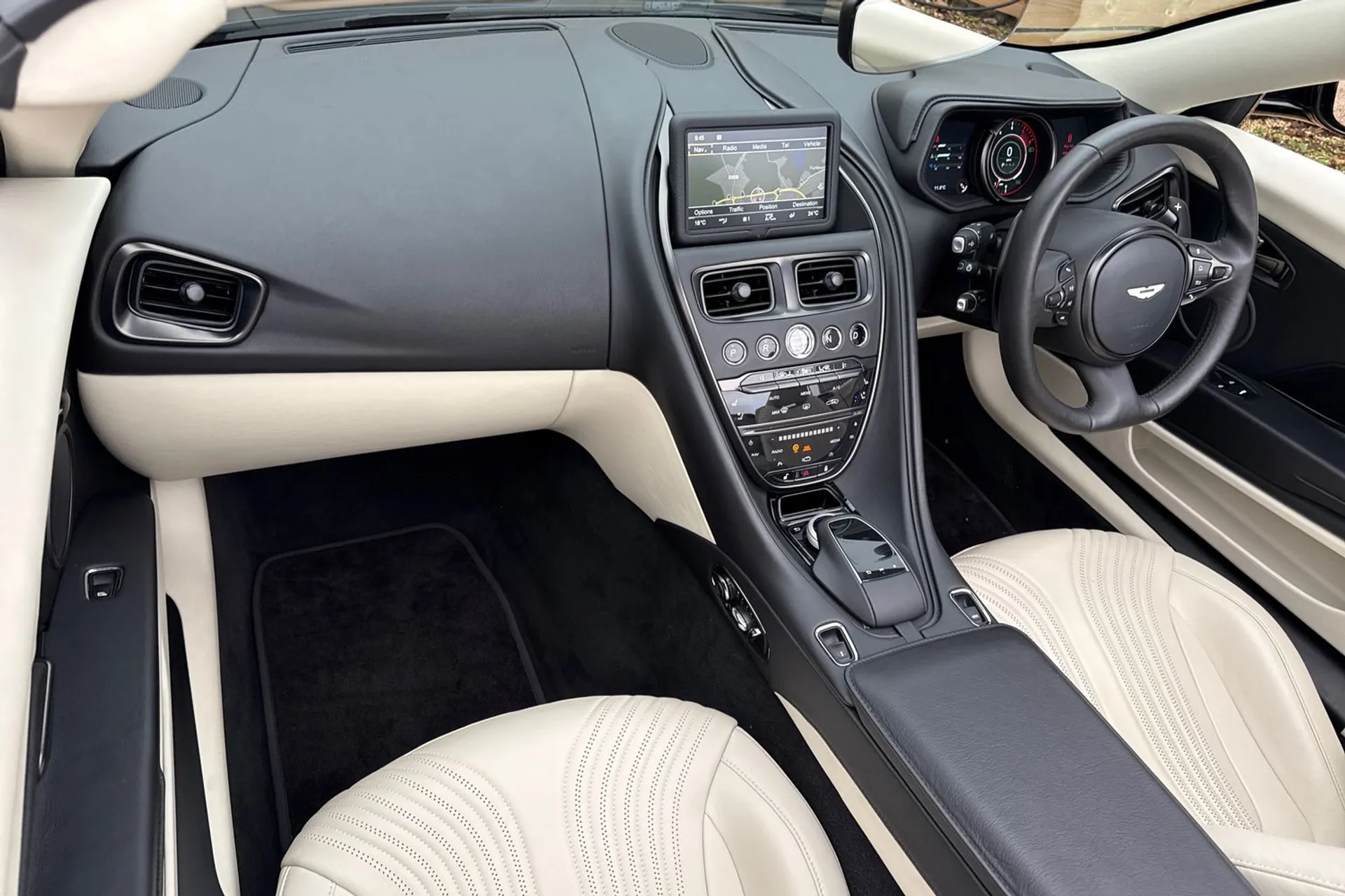 Aston Martin DB11 thumbnail image number 28