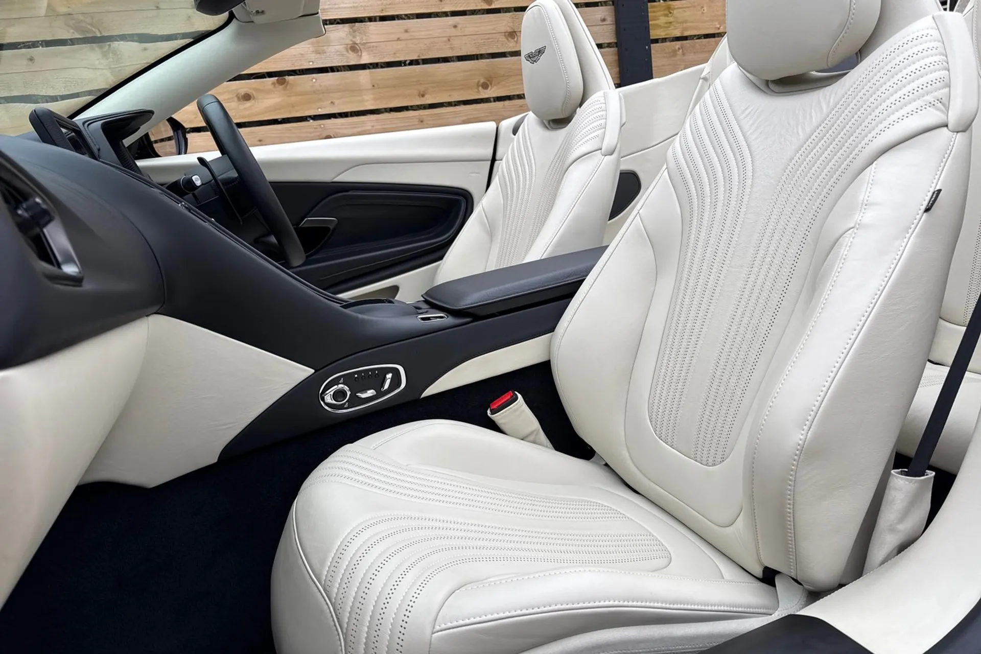 Aston Martin DB11 thumbnail image number 30