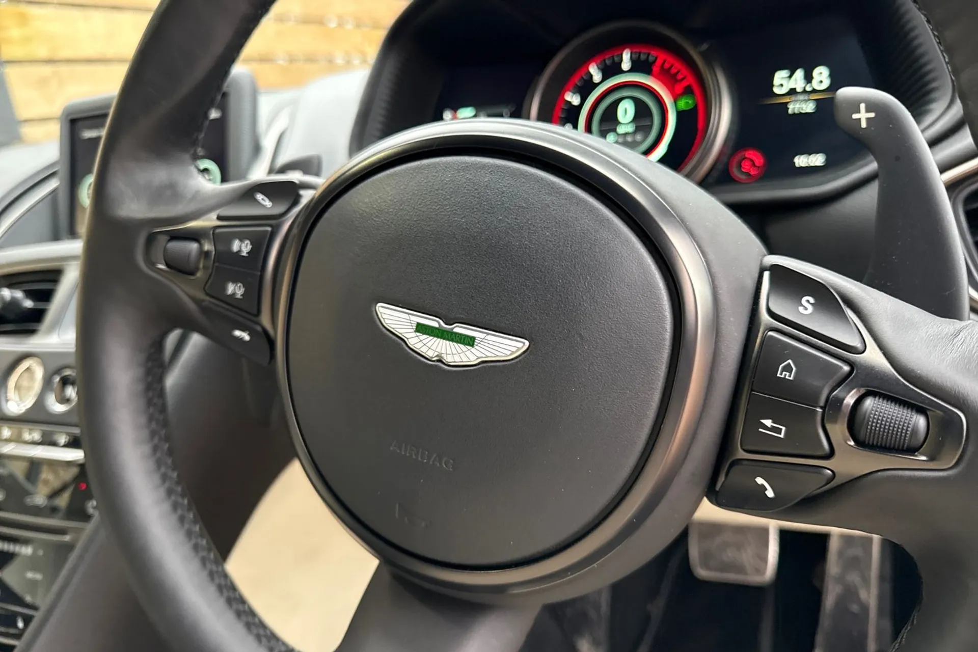 Aston Martin DB11 thumbnail image number 60