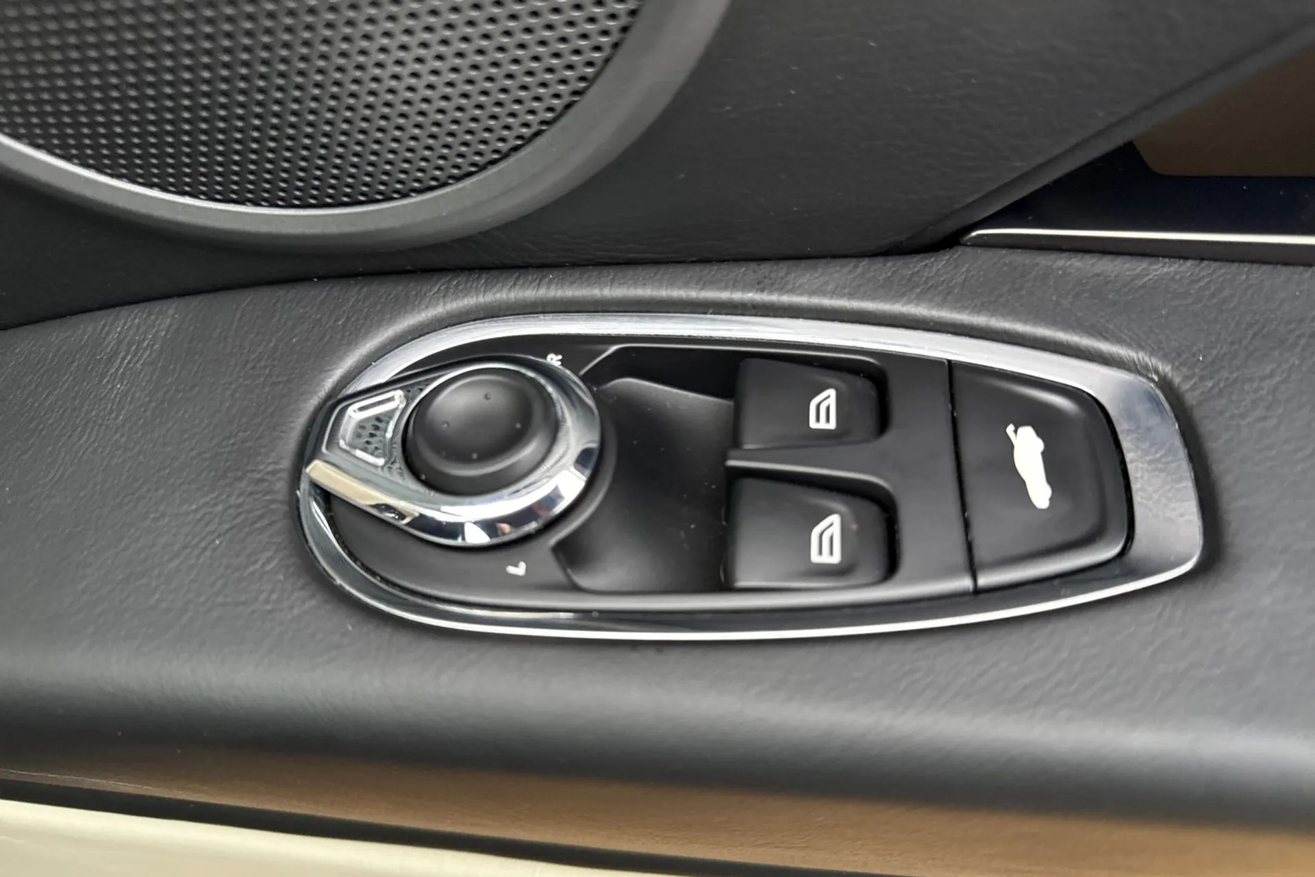 Aston Martin DB11 thumbnail image number 45