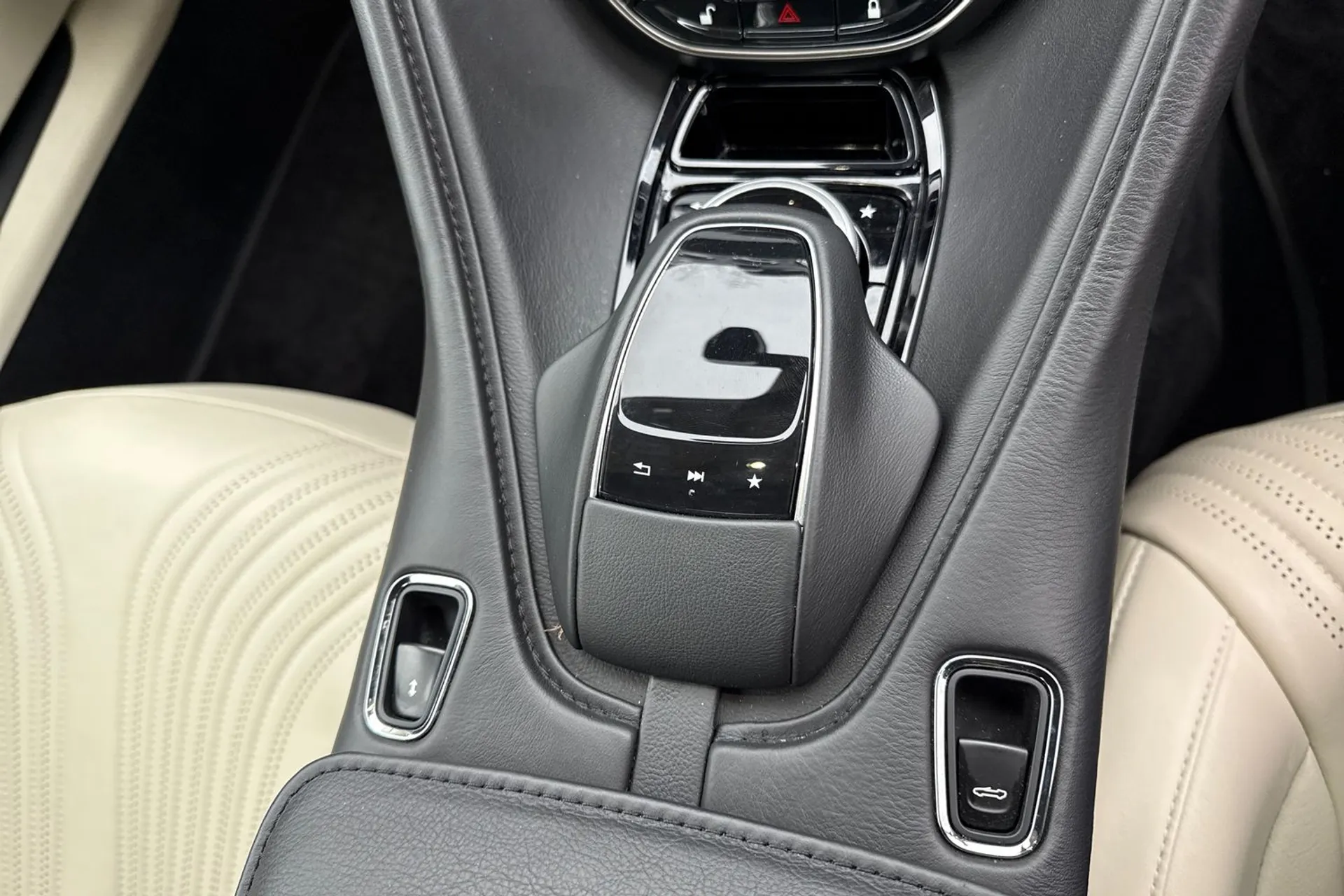 Aston Martin DB11 thumbnail image number 50