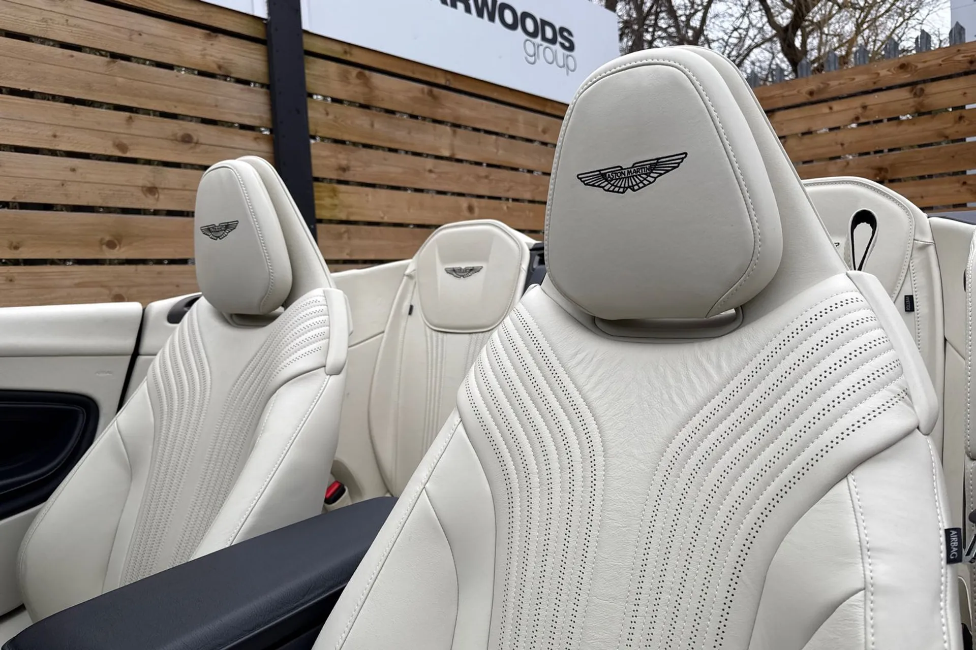 Aston Martin DB11 thumbnail image number 31