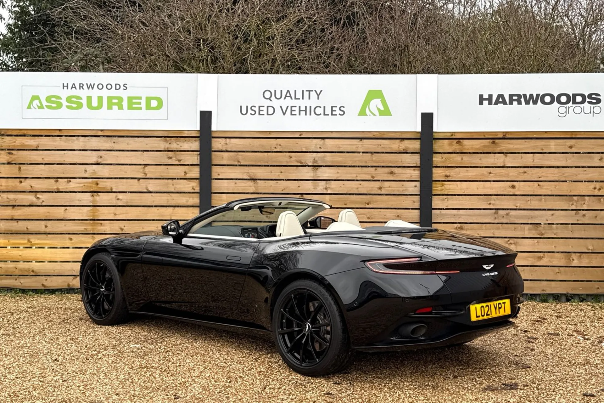 Aston Martin DB11 thumbnail image number 10