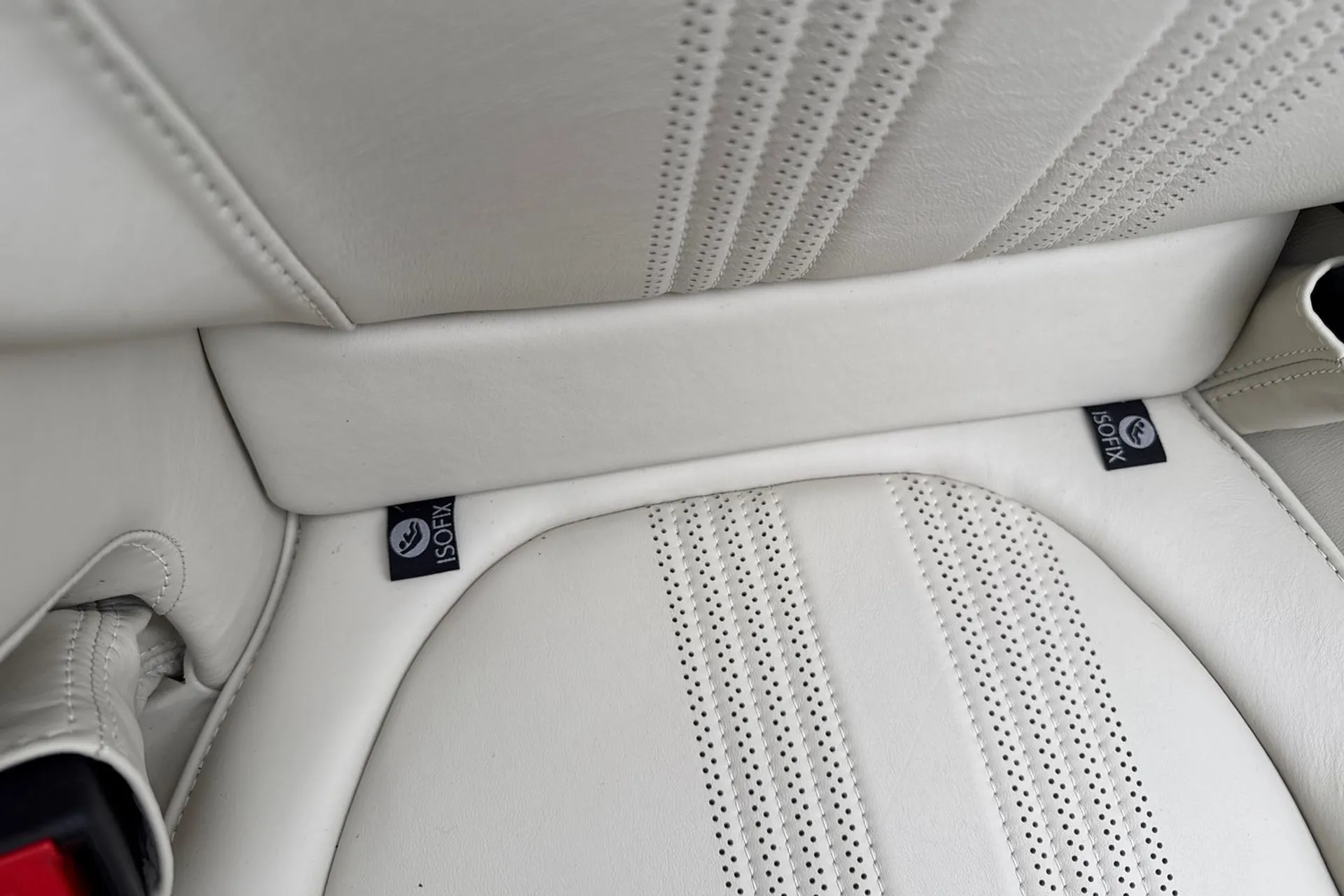 Aston Martin DB11 thumbnail image number 26