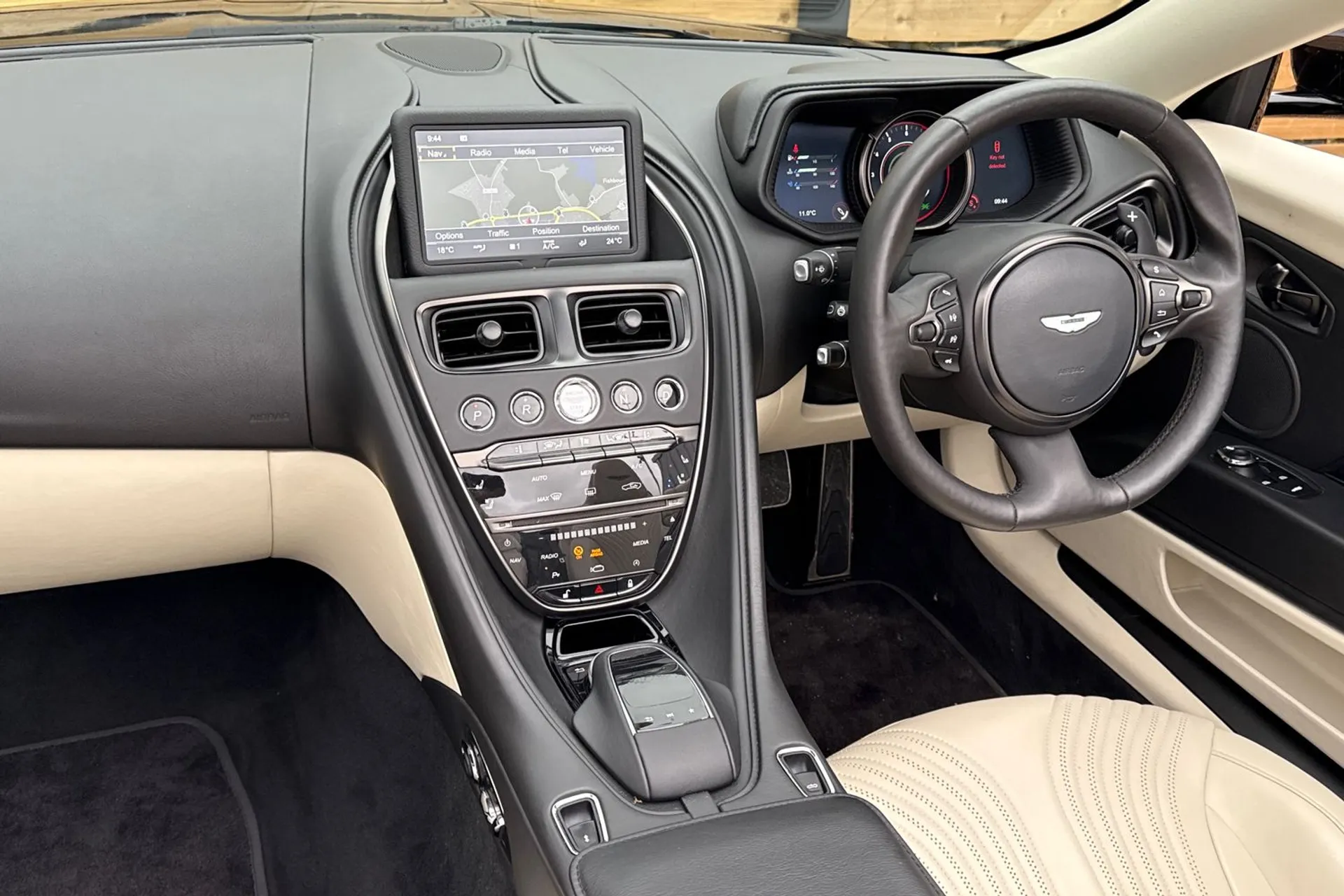 Aston Martin DB11 thumbnail image number 37