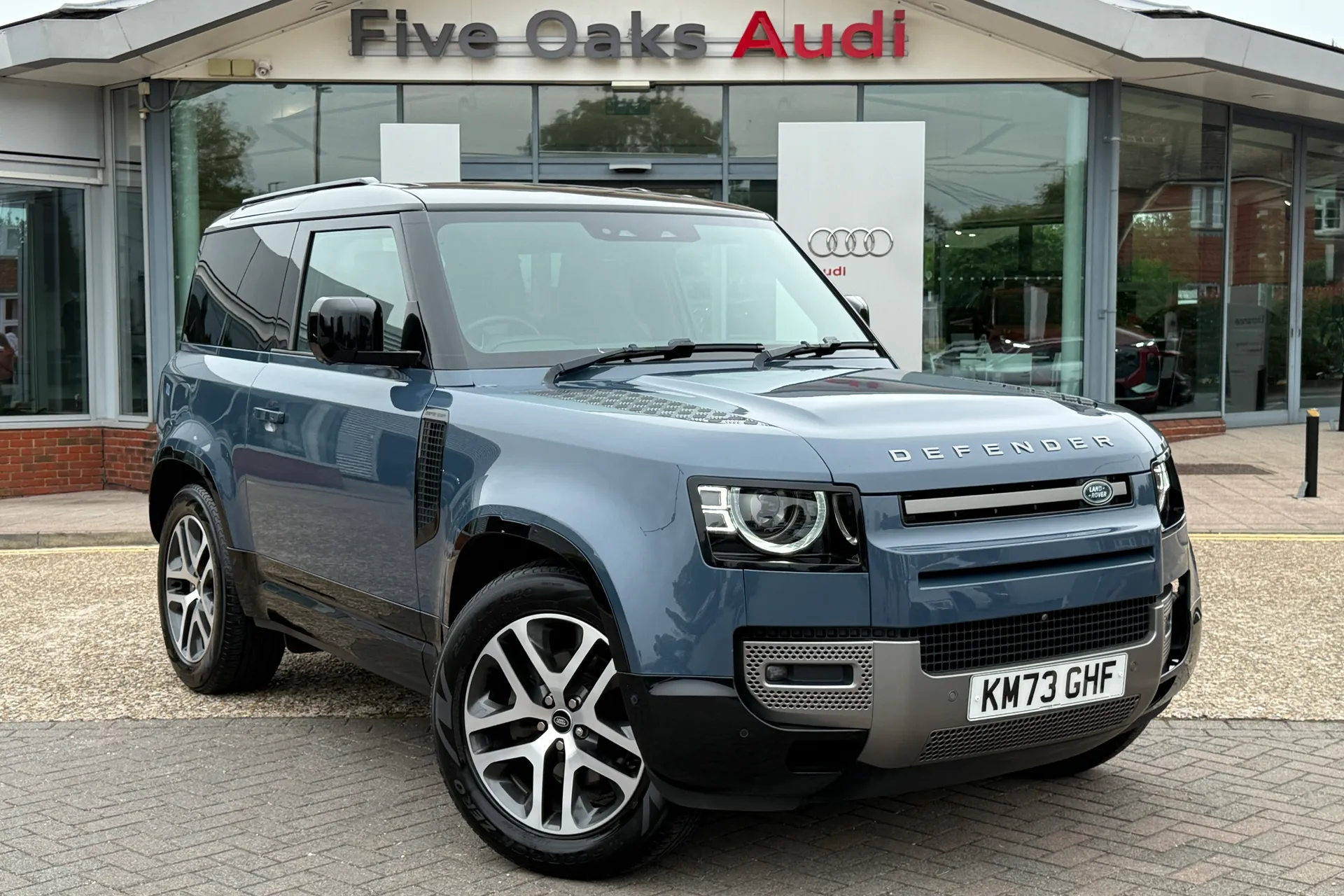 LAND ROVER DEFENDER focused image