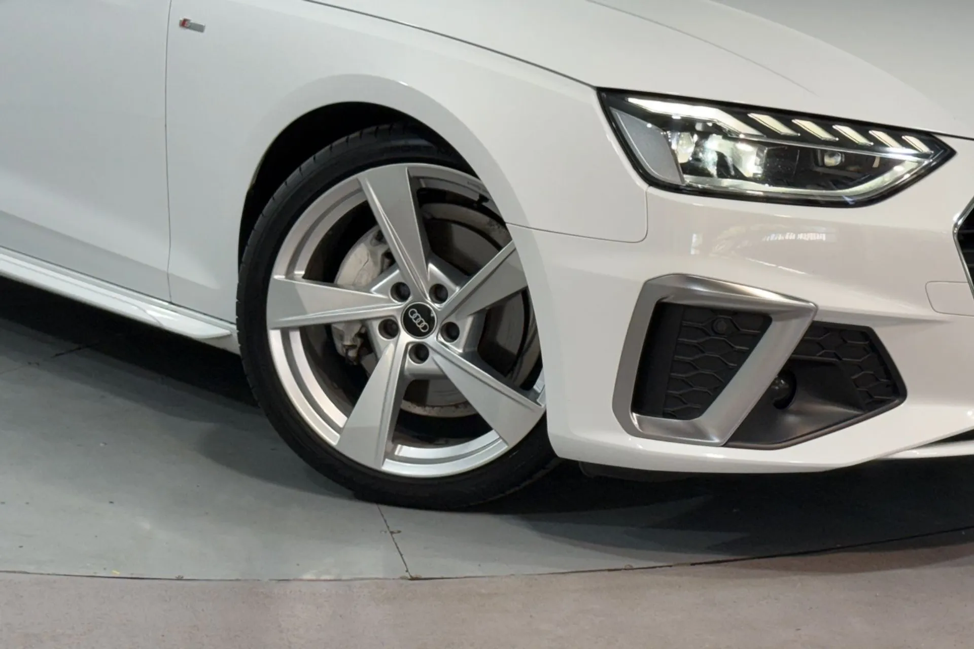 Audi A4 thumbnail image number 10