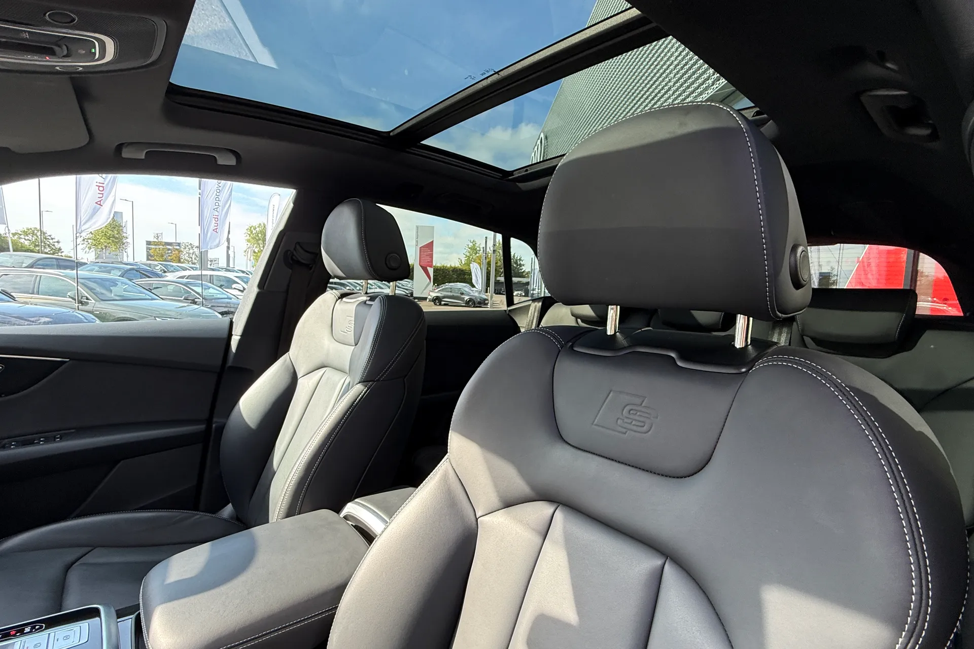 Audi Q8 thumbnail image number 12