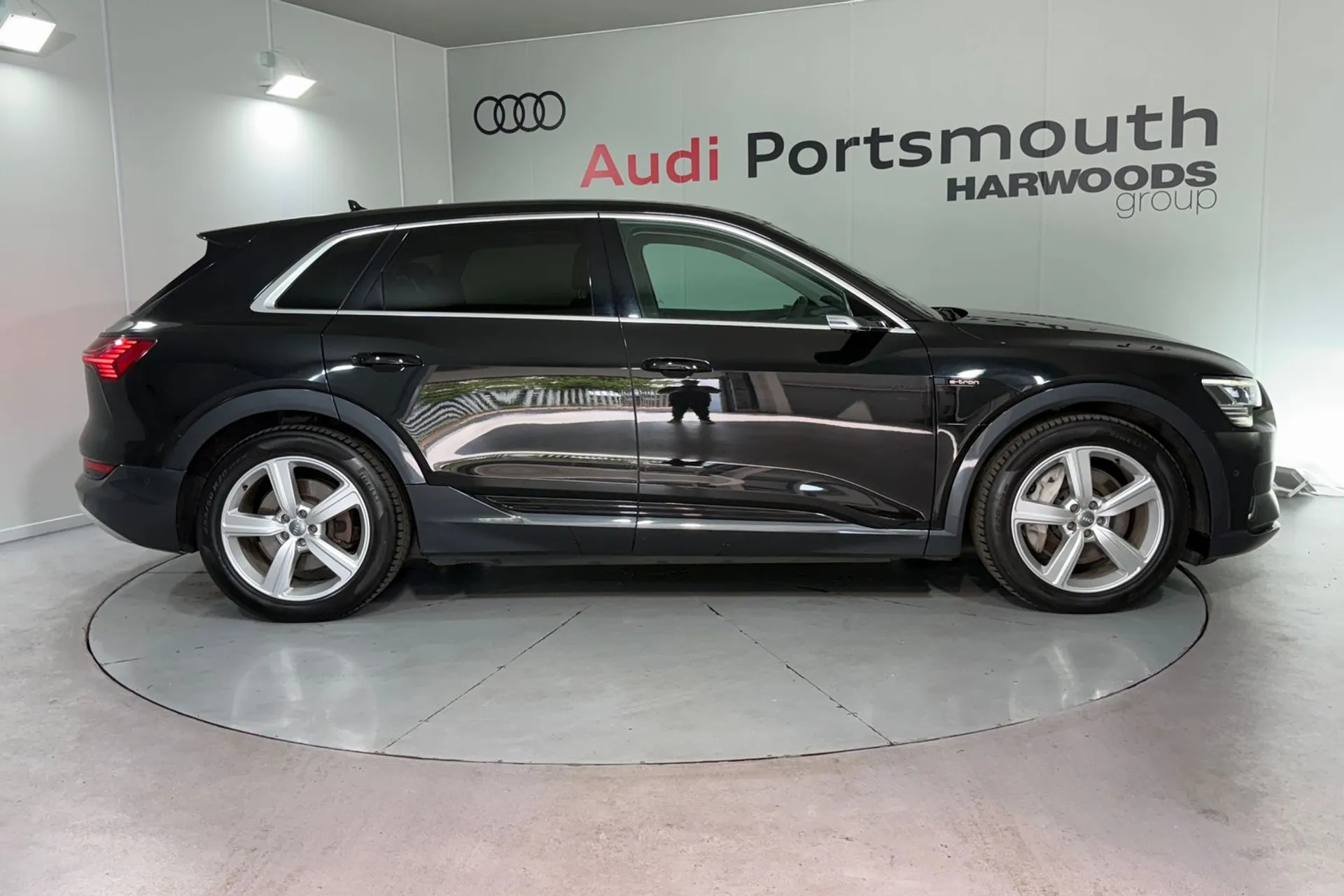 Audi e-tron thumbnail image number 2