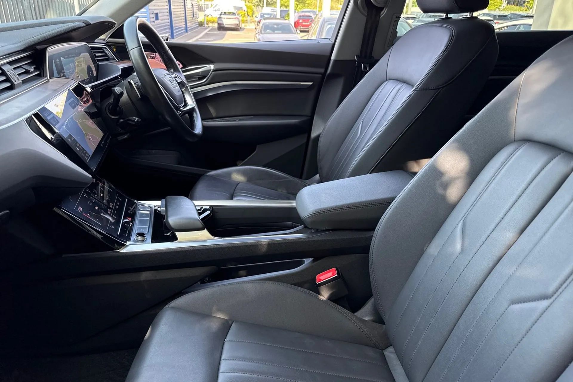 Audi e-tron thumbnail image number 32