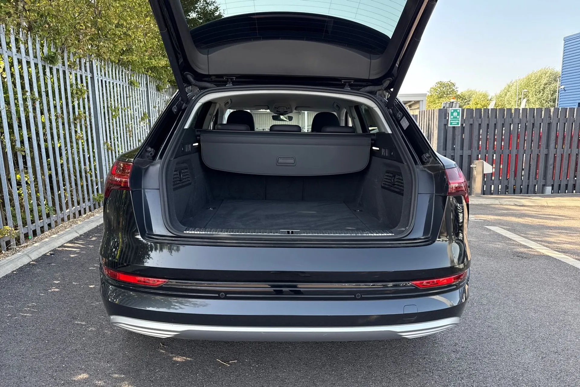 Audi e-tron thumbnail image number 18