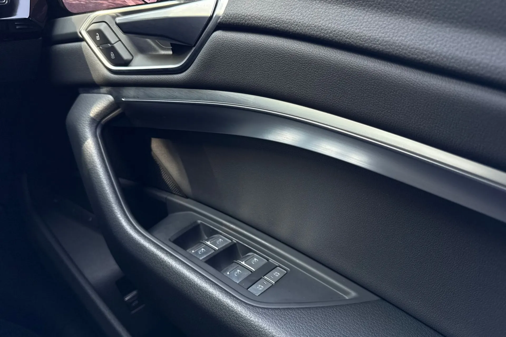 Audi e-tron thumbnail image number 42