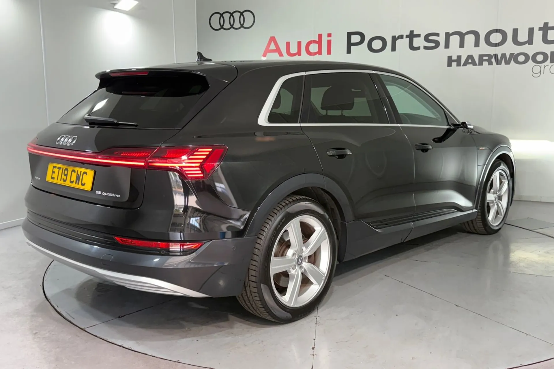 Audi e-tron thumbnail image number 10