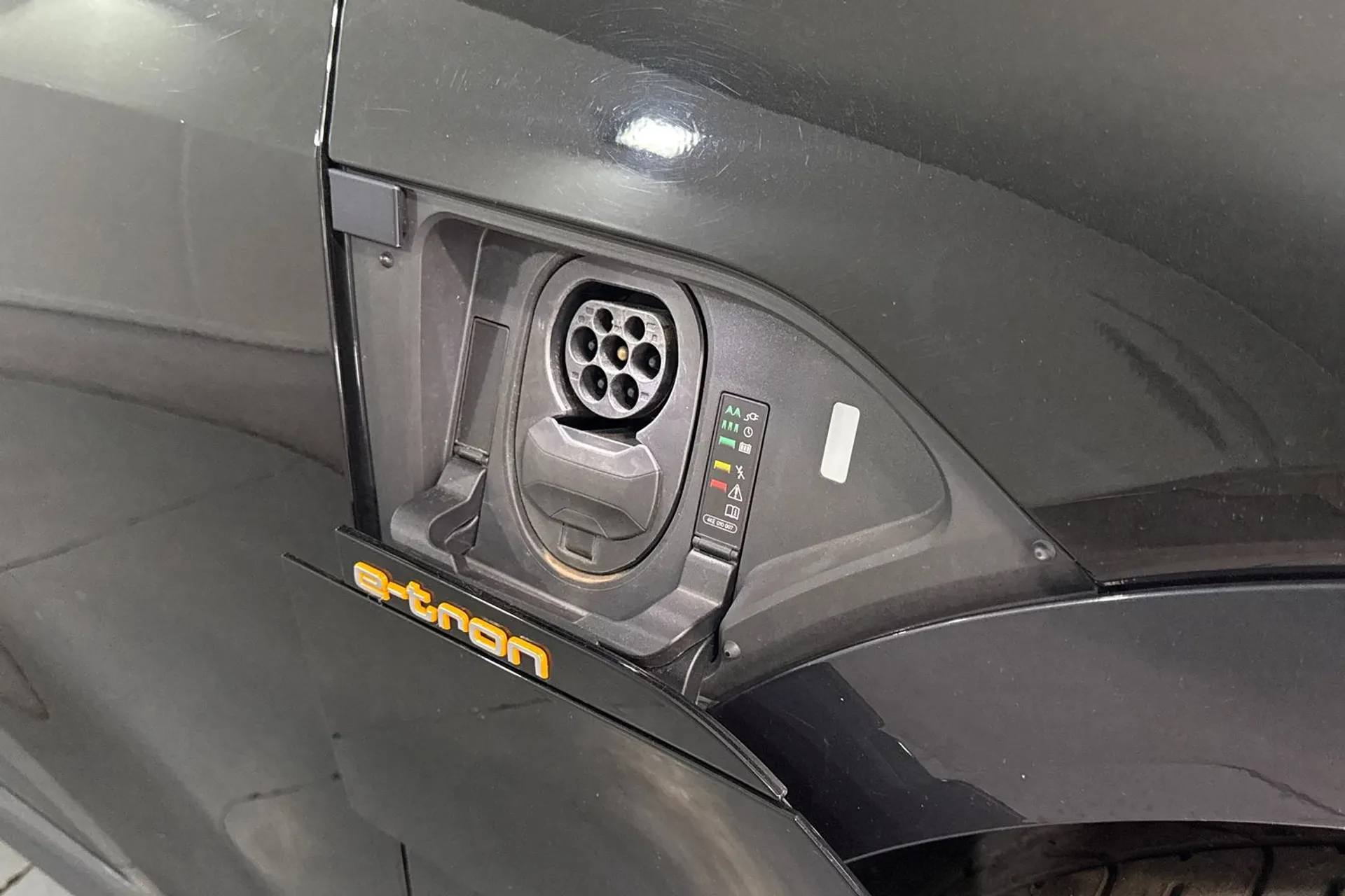 Audi e-tron thumbnail image number 17