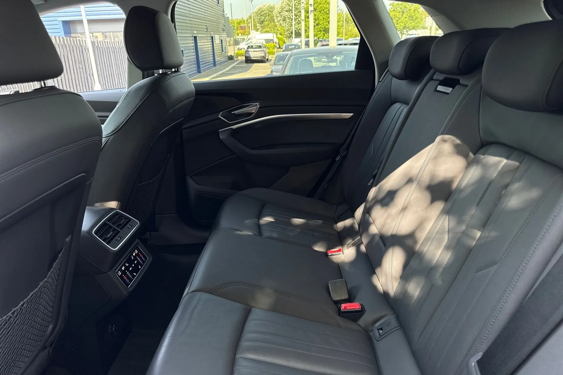 Audi e-tron thumbnail image number 34