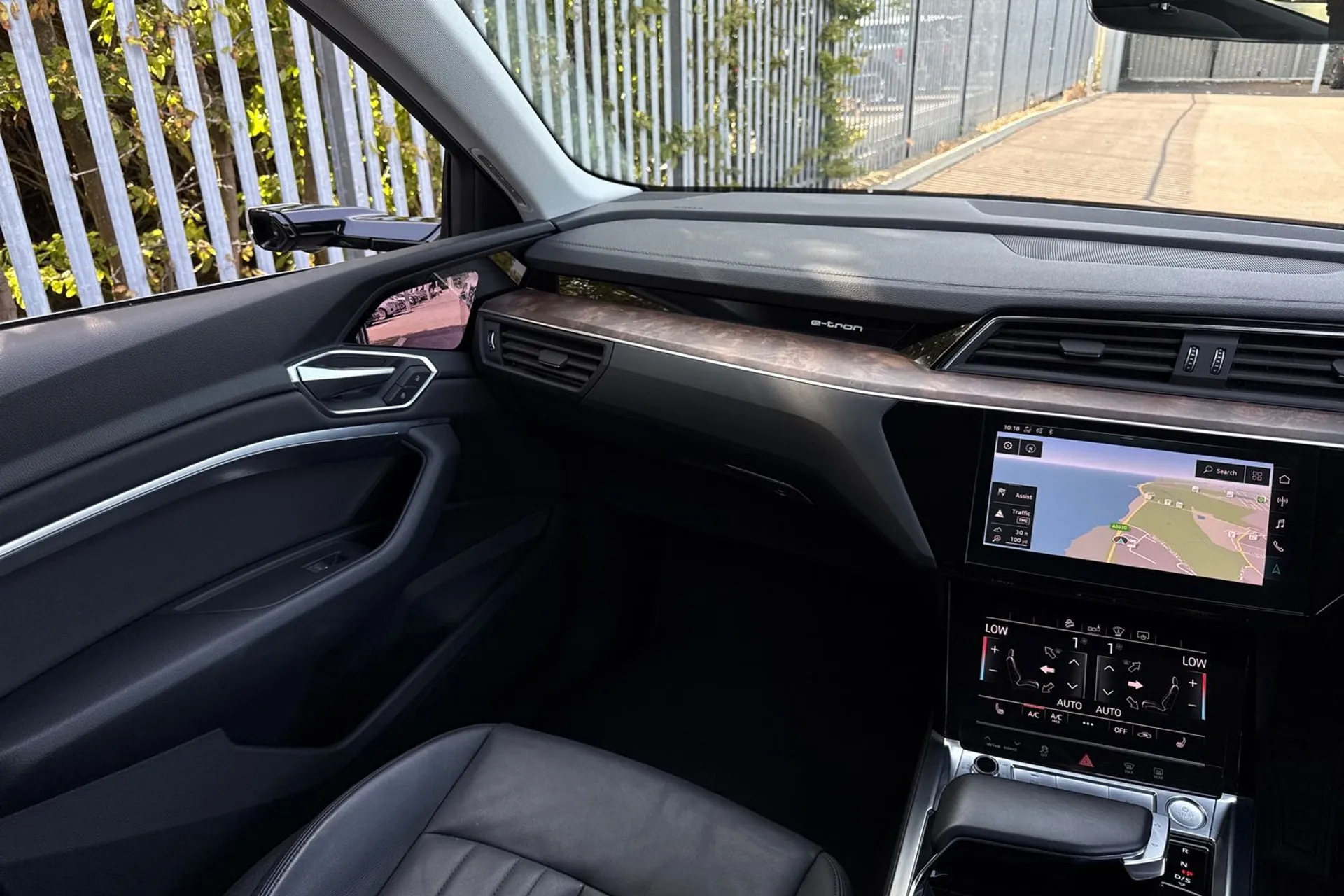 Audi e-tron thumbnail image number 36