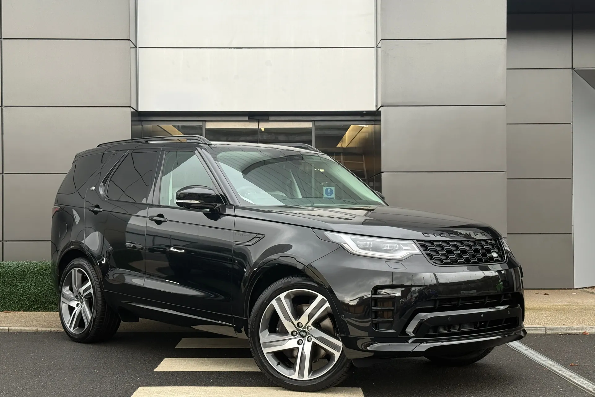LAND ROVER DISCOVERY focused image
