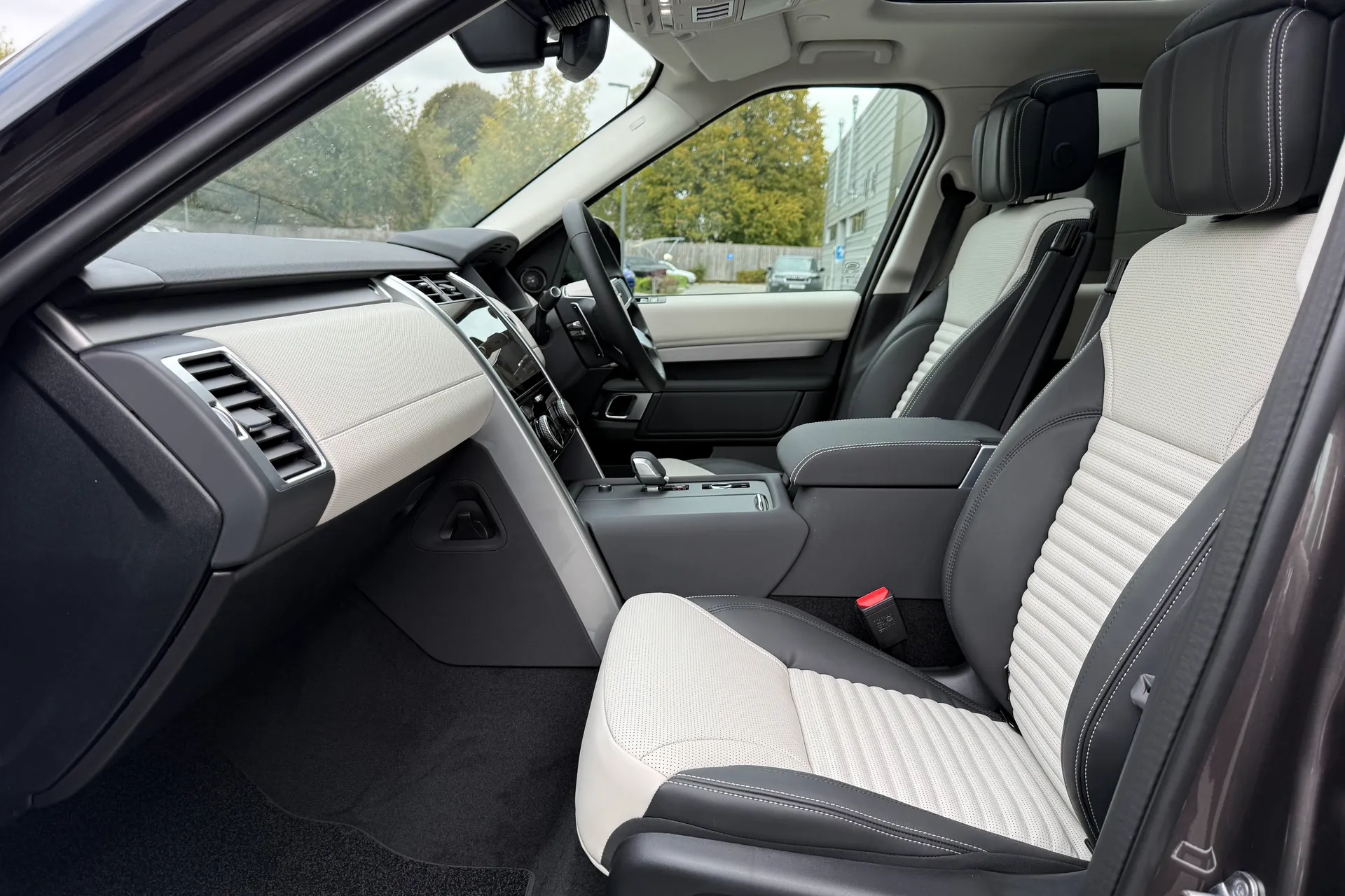 LAND ROVER DISCOVERY thumbnail image number 3