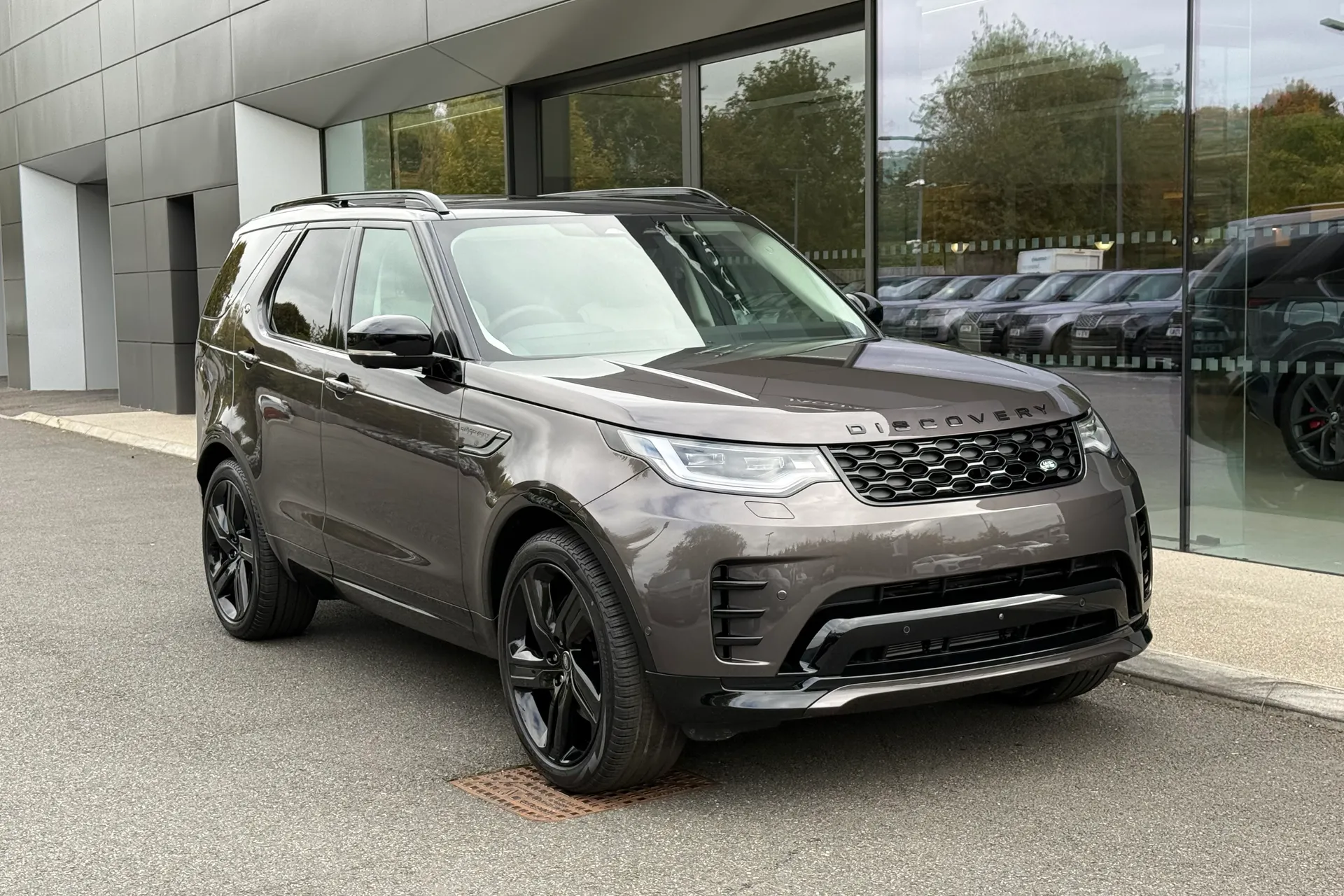 LAND ROVER DISCOVERY focused image