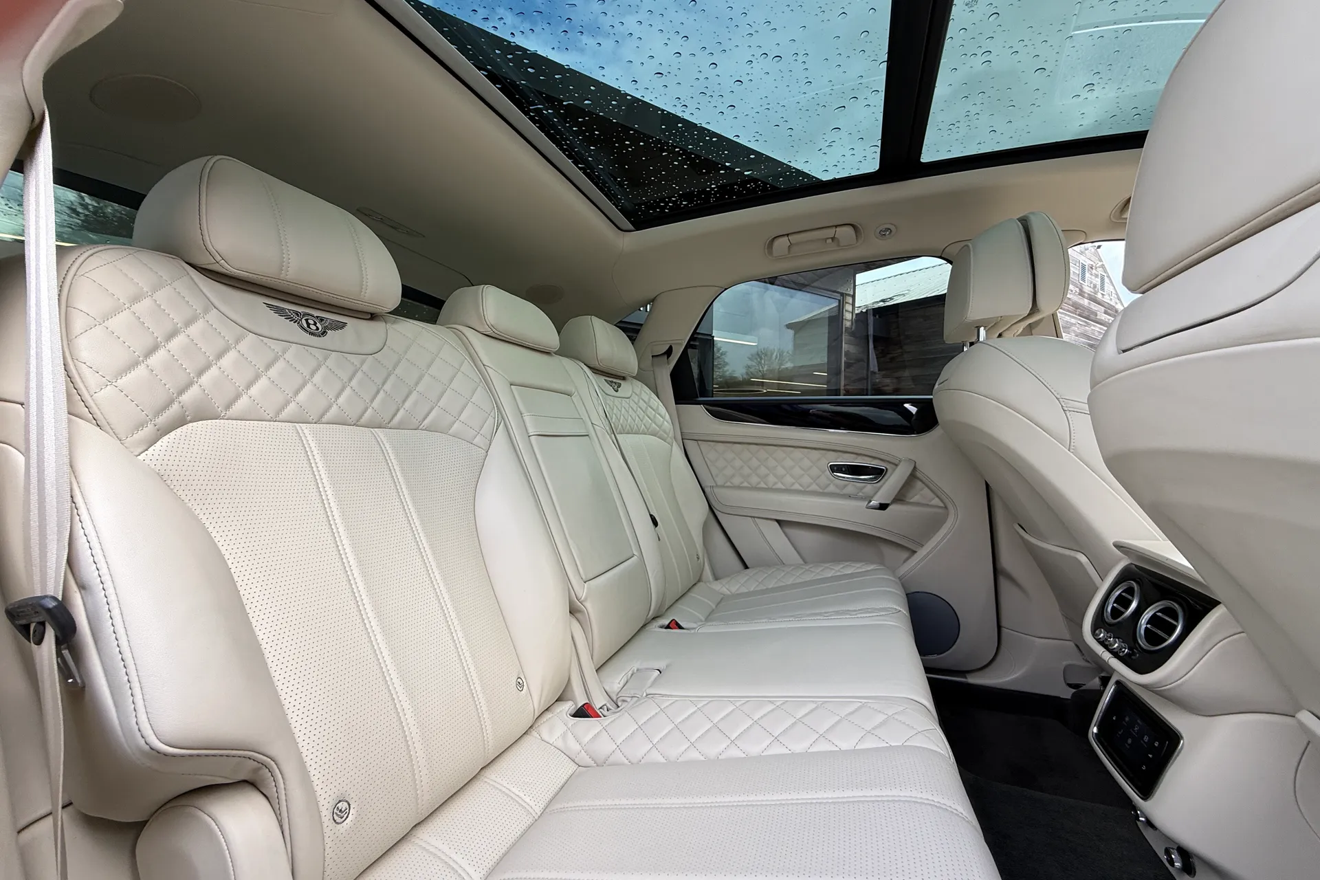 Bentley BENTAYGA thumbnail image number 38