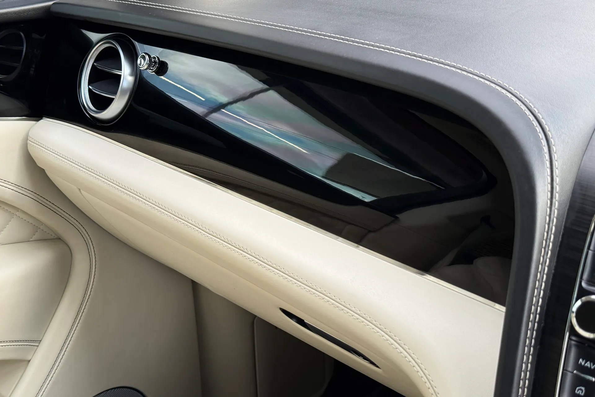 Bentley BENTAYGA thumbnail image number 25