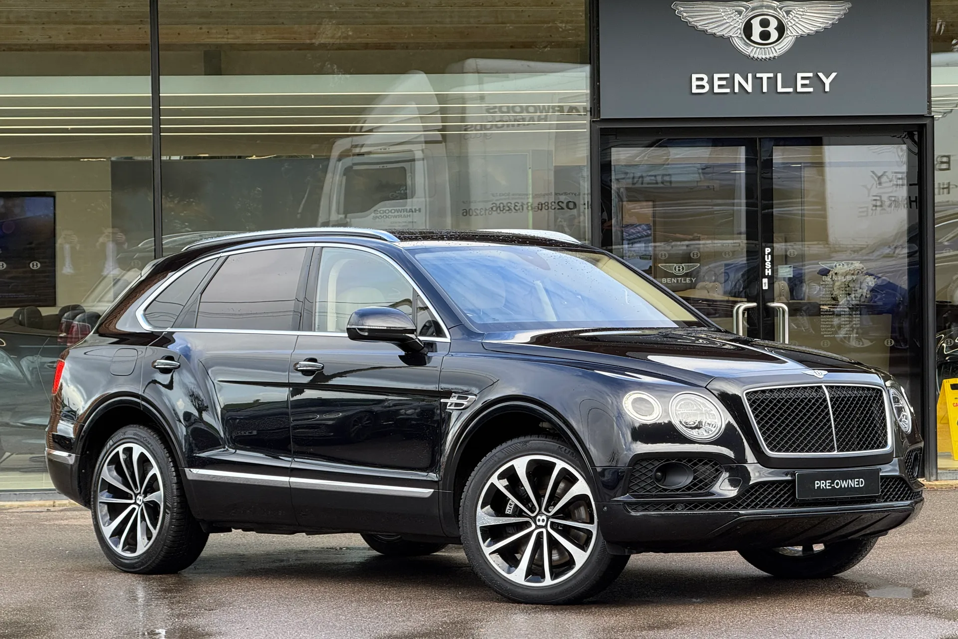 Bentley BENTAYGA focused image