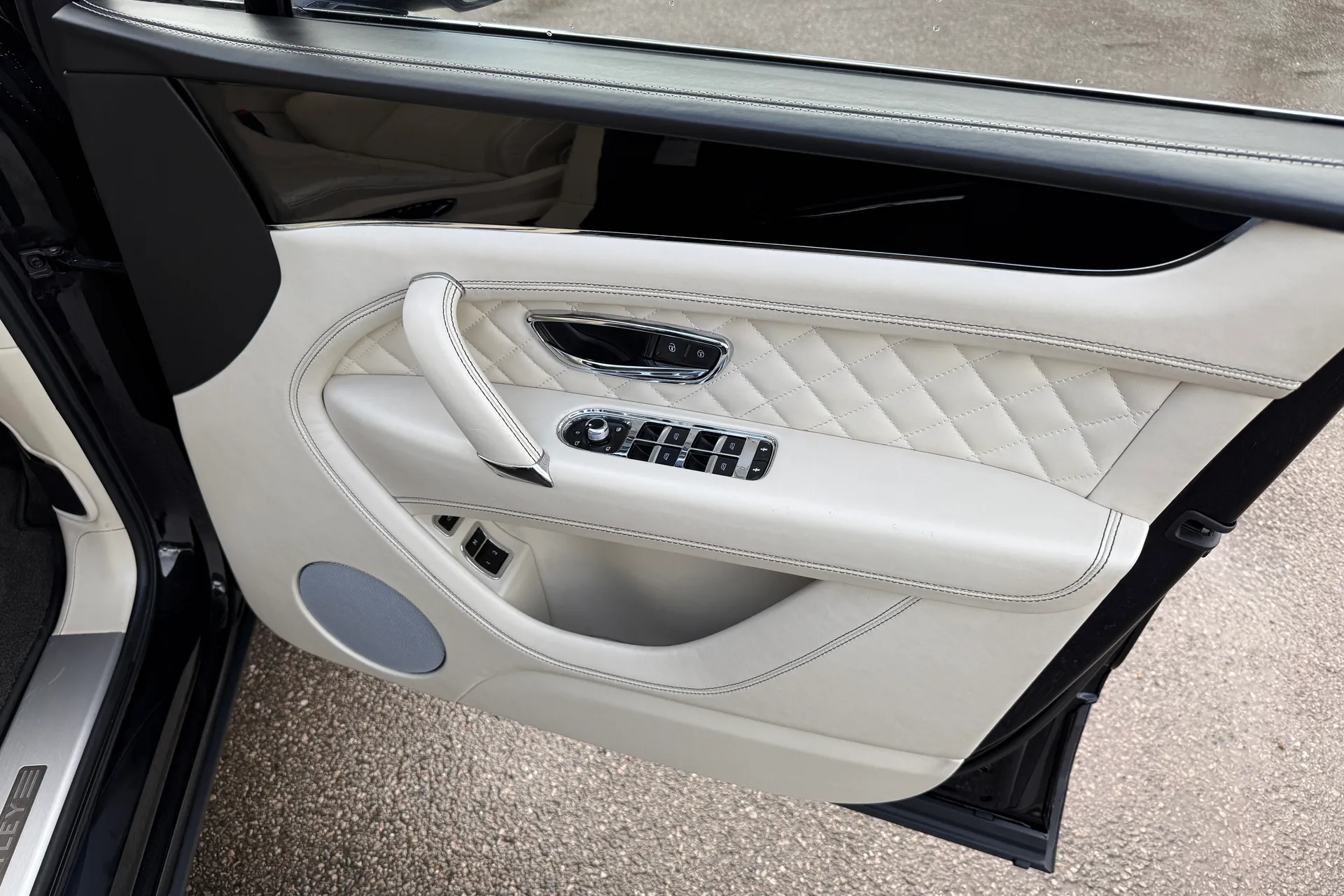 Bentley BENTAYGA thumbnail image number 6