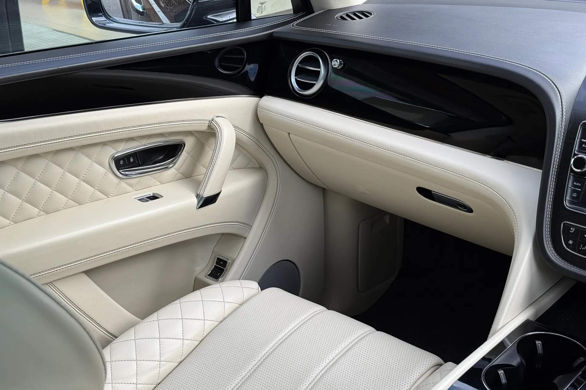 Bentley BENTAYGA thumbnail image number 60