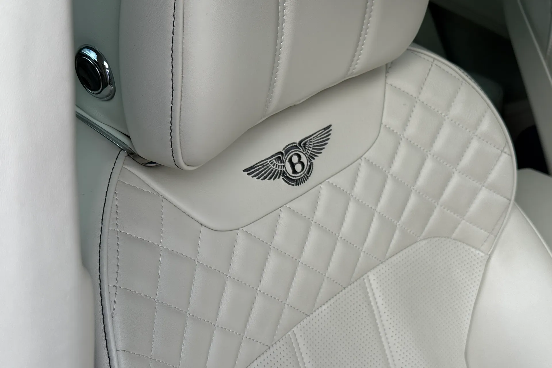 Bentley BENTAYGA thumbnail image number 22