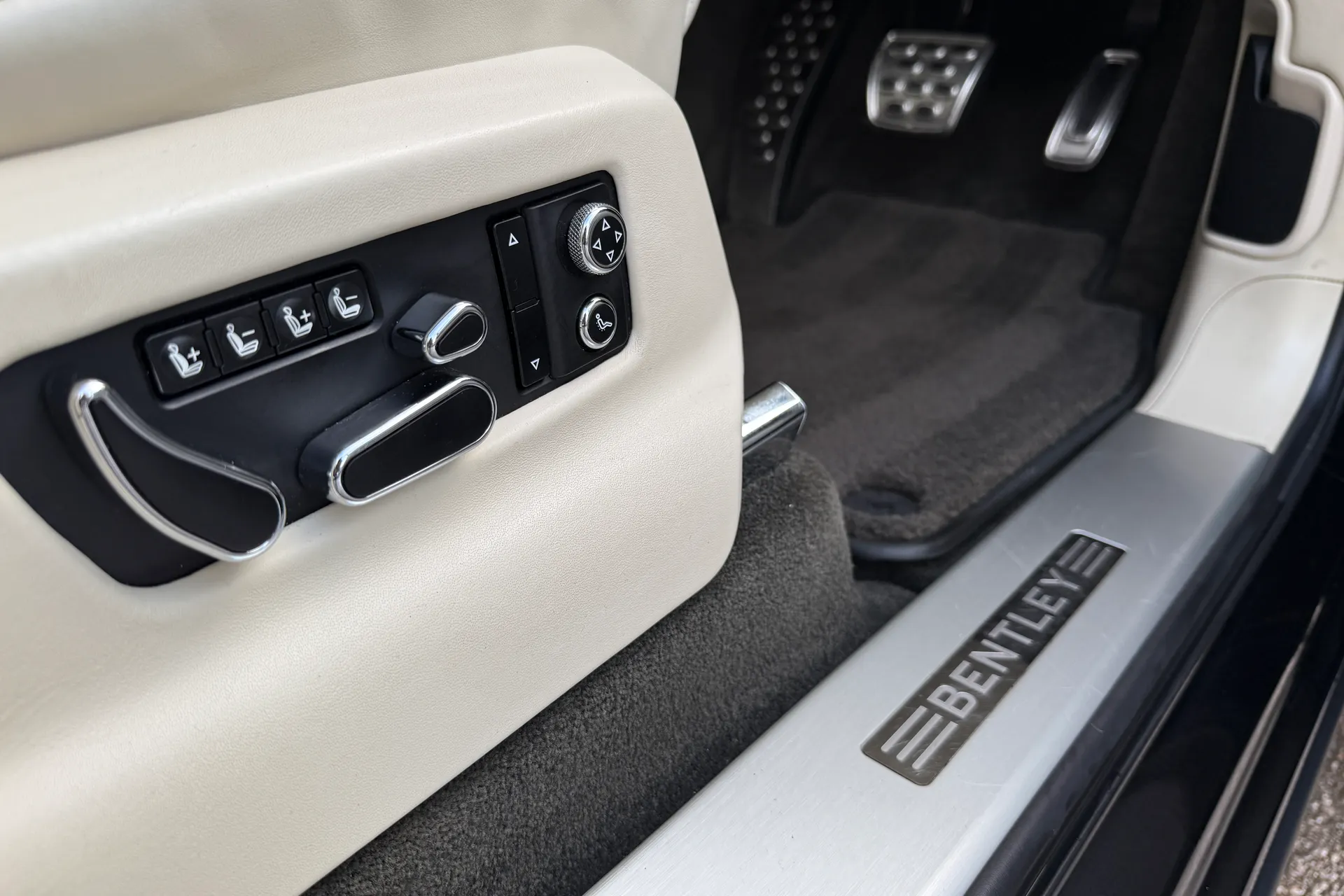 Bentley BENTAYGA thumbnail image number 5