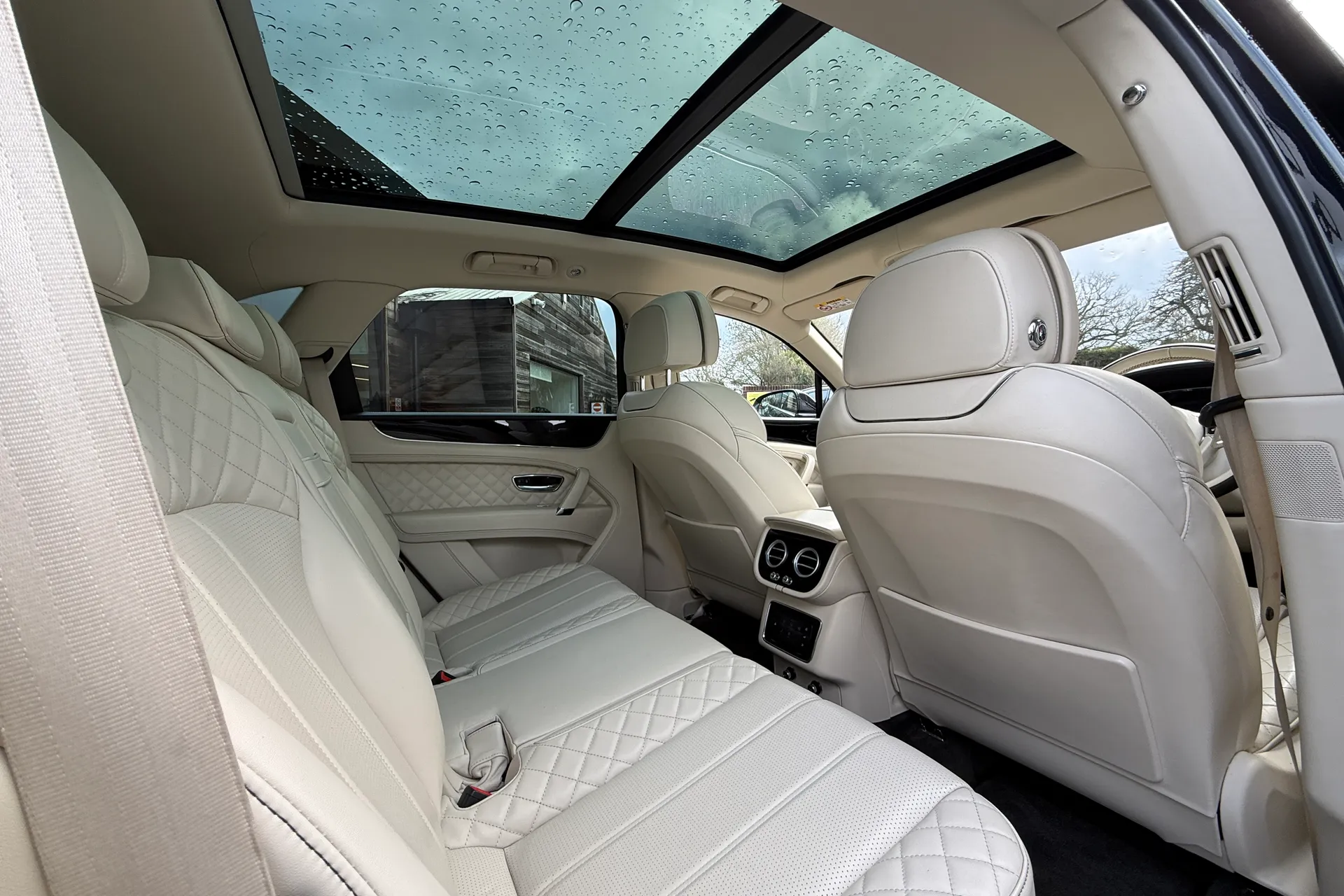 Bentley BENTAYGA thumbnail image number 9