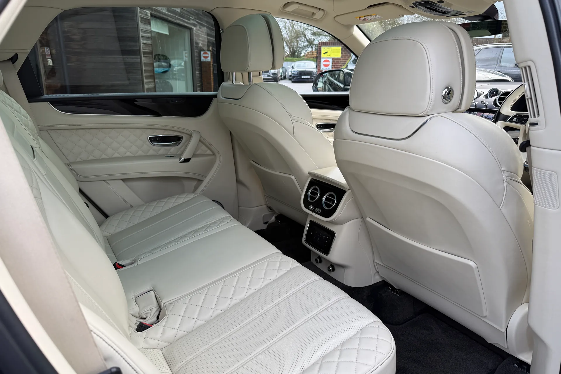 Bentley BENTAYGA thumbnail image number 10