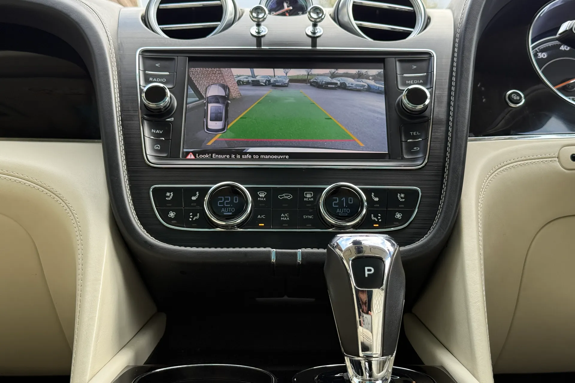 Bentley BENTAYGA thumbnail image number 17