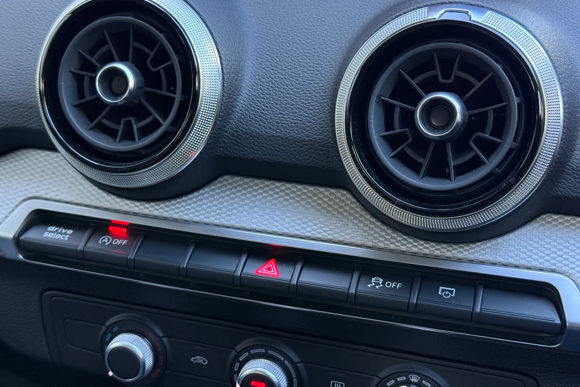 Audi Q2 thumbnail image number 28