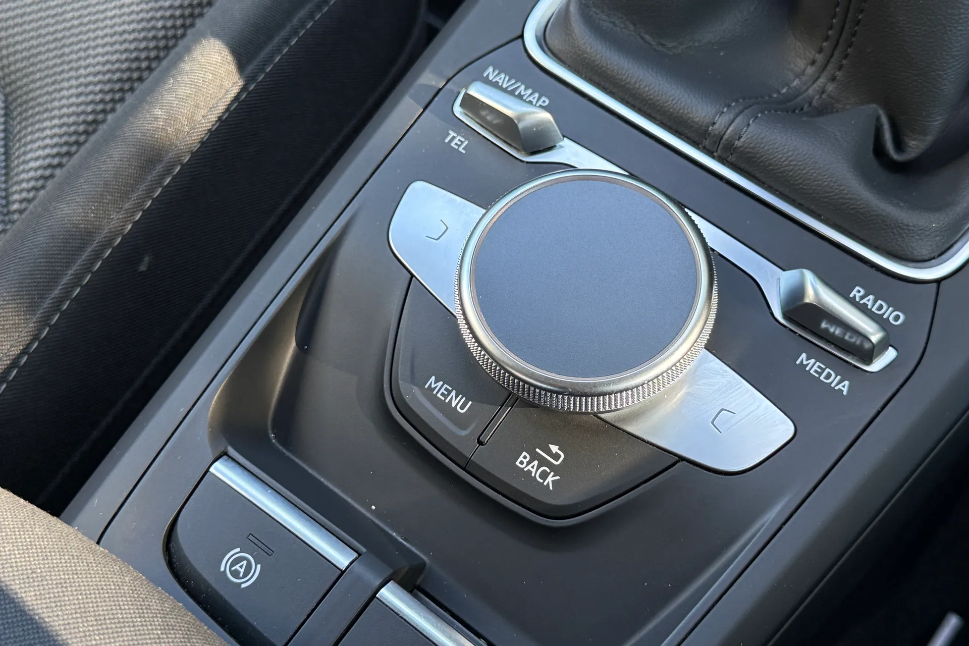 Audi Q2 thumbnail image number 18