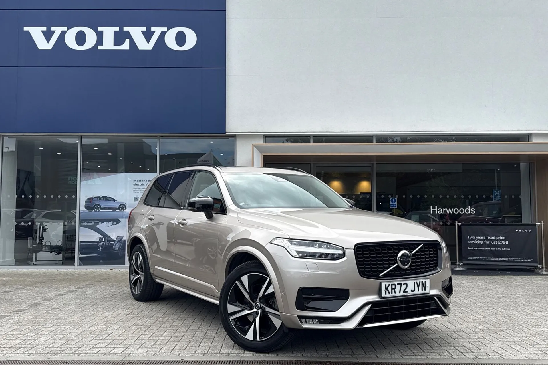 Volvo XC90 focused image