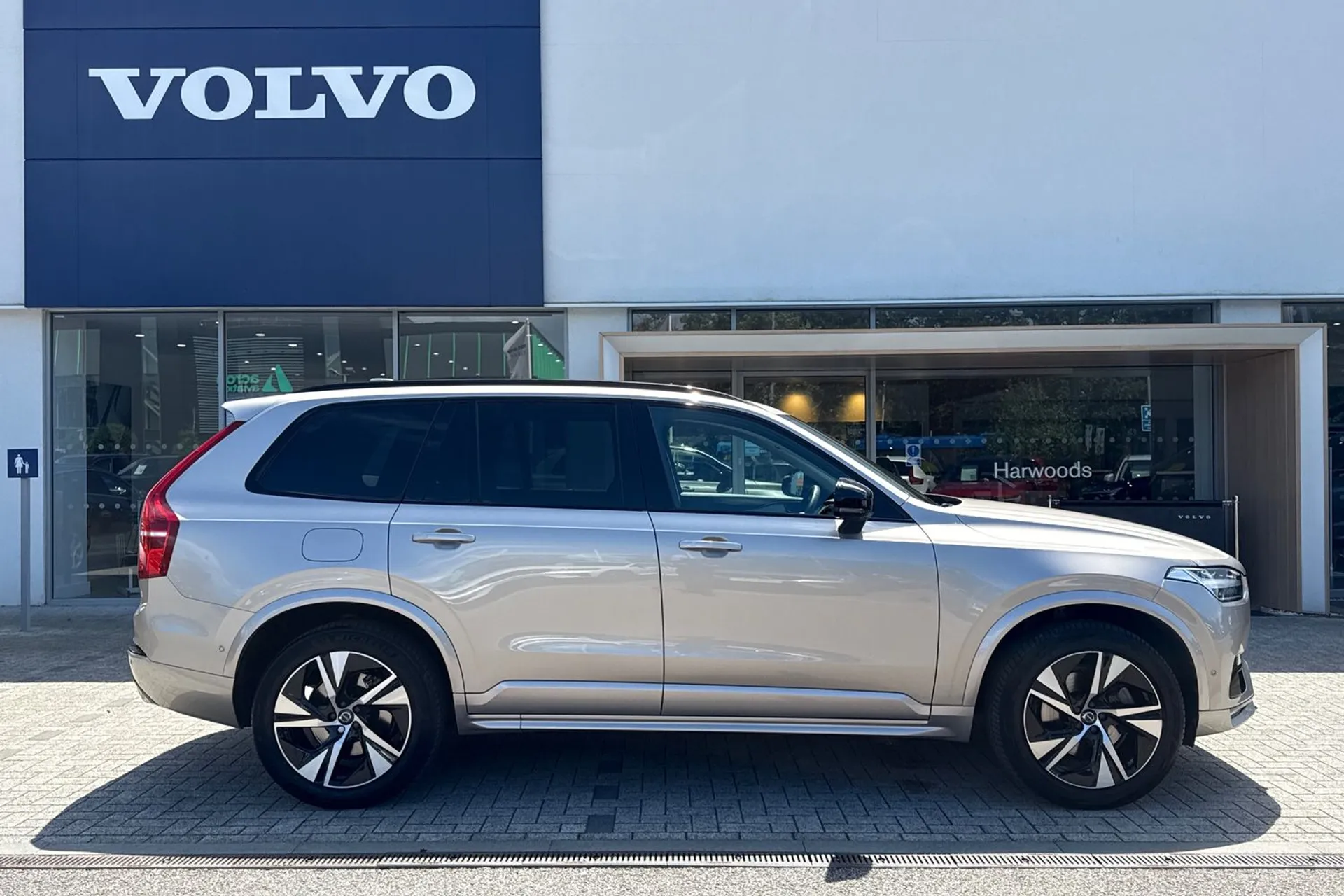 Volvo XC90 thumbnail image number 2
