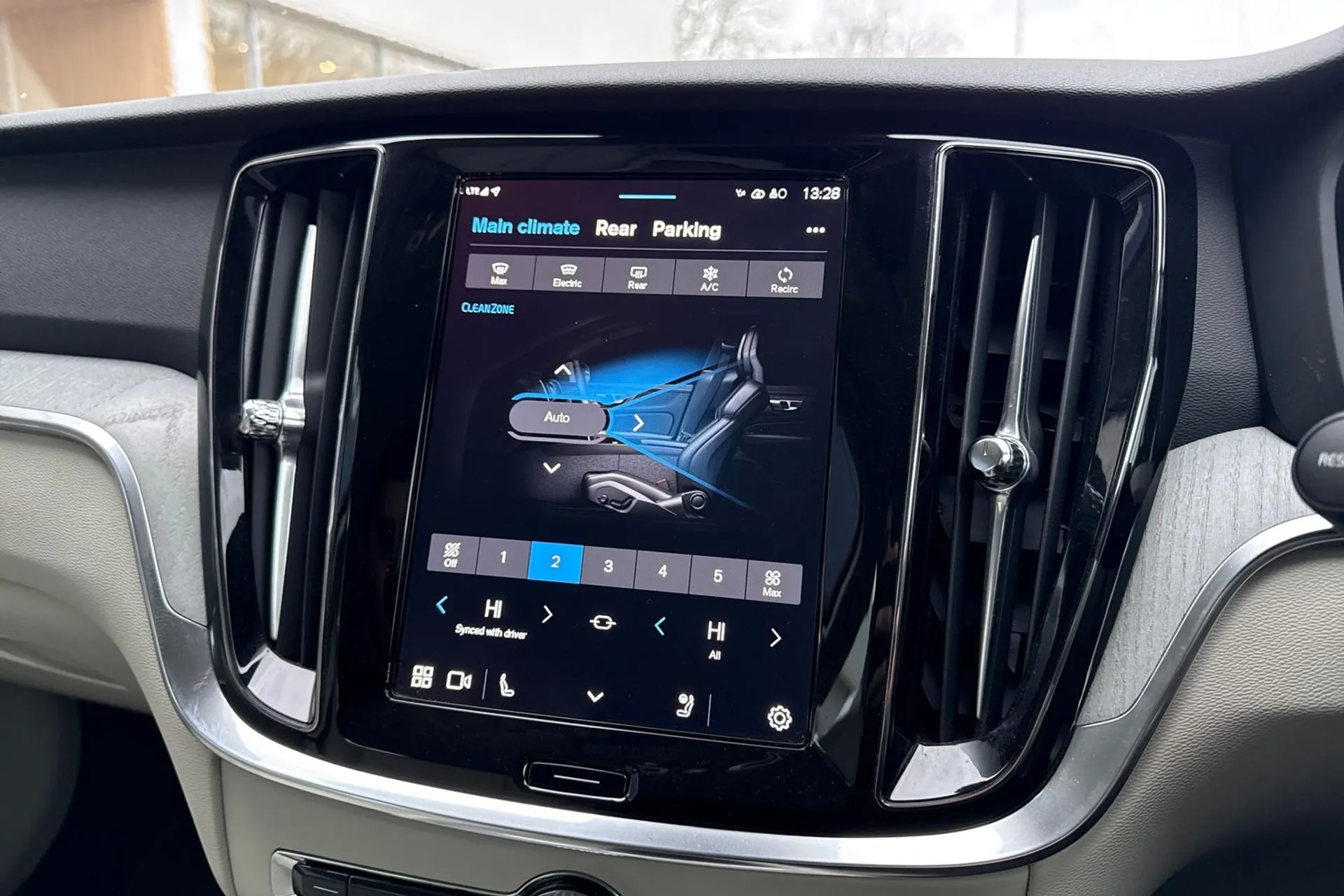 Volvo V60 thumbnail image number 36